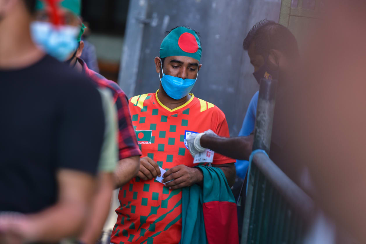 މާލެ (އޮކްޓޫބަރު 4): އުރީދޫ ސާފް ޗެމްޕިއަންޝިޕްގައި މިއަދު ހަވީރު ބަންގްލަދޭޝް އިން ވަނީ ކުޅުންތެރިއަކު މަދުކޮށް މުބާރާތުގެ އެންމެ ކާމިޔާބު ޓީމު އިންޑިއާއާ އެއްވަރުކޮށްފައި. މި ޕޮއިންޓާ އެކު ބަންގްލަދޭޝް އިން މި ވަގުތު އޮތީ ލީގުގެ ދެ ވަނައިގައި: ބަންގްލަދޭޝްގެ ސަޕޯޓަރަކު ދަނޑަށް ވަނުމުގެ ކުރިން.-- ފޮޓޯ: ހުސެއިން ޝަޔާހު/ އަދަދު 