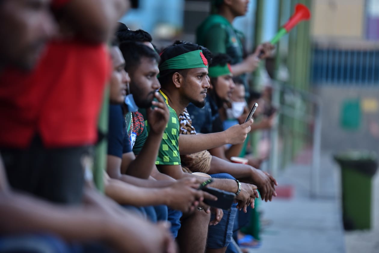 މާލެ (އޮކްޓޫބަރު 4): އުރީދޫ ސާފް ޗެމްޕިއަންޝިޕްގައި މިއަދު ހަވީރު ބަންގްލަދޭޝް އިން ވަނީ ކުޅުންތެރިއަކު މަދުކޮށް މުބާރާތުގެ އެންމެ ކާމިޔާބު ޓީމު އިންޑިއާއާ އެއްވަރުކޮށްފައި. މި ޕޮއިންޓާ އެކު ބަންގްލަދޭޝް އިން މި ވަގުތު އޮތީ ލީގުގެ ދެ ވަނައިގައި: ސަޕޯޓަރަކު ފޮޓޯއެއް ނަގަނީ--- ފޮޓޯ: ހުސެއިން ޝަޔާހު/ އަދަދު