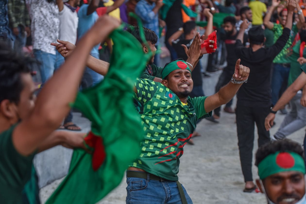 މާލެ (އޮކްޓޫބަރު 4): އުރީދޫ ސާފް ޗެމްޕިއަންޝިޕްގައި މިއަދު ހަވީރު ބަންގްލަދޭޝް އިން ވަނީ ކުޅުންތެރިއަކު މަދުކޮށް މުބާރާތުގެ އެންމެ ކާމިޔާބު ޓީމު އިންޑިއާއާ އެއްވަރުކޮށްފައި. މި ޕޮއިންޓާ އެކު ބަންގްލަދޭޝް އިން މި ވަގުތު އޮތީ ލީގުގެ ދެ ވަނައިގައި: ބަންގްލަދޭޝްގެ ސަޕޯޓަރުން އެ ޓީމަށް ތަރުހީބު ދެނީ--- ފޮޓޯ: ހުސެއިން ޝަޔާހު/ އަދަދު