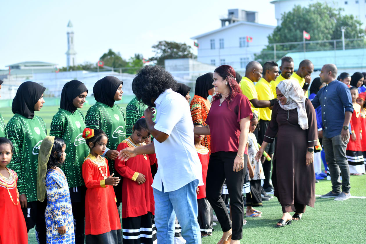 ނައިފަރުގައި ކުރިއަށްދިޔަ އިންވިޓޭޝަން ކަޕްގެ ފުރަތަމަ މުބާރާތުގެ ފައިނަލުގައި ކުޅުނީ އެޕެކްސް ސްޕޯޓްސް ކްލަބާއި ޑޮޓްކޮމް ސްޕޯޓްސް ކްލަބް. ފައިނަލް މެޗުން މޮޅުވީ ޑޮޓްކޮމް ސްޕޯޓްސް ކްލަބް. ޑޮޓްކޮމް ވަނީ މި ކާމިޔާބީއާ އެކު ފައިނަލް ބުރަށް ހޮވިފައި.-- ފޮޓޯ: އެފްއޭއެމް 