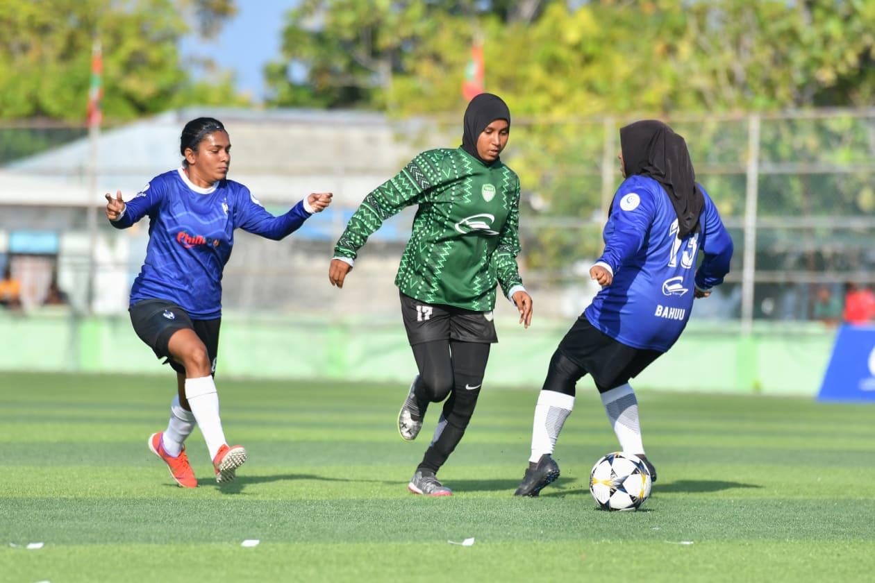 ނައިފަރުގައި ކުރިއަށްދިޔަ އިންވިޓޭޝަން ކަޕްގެ ފުރަތަމަ މުބާރާތުގެ ފައިނަލުގައި ކުޅުނީ އެޕެކްސް ސްޕޯޓްސް ކްލަބާއި ޑޮޓްކޮމް ސްޕޯޓްސް ކްލަބް. ފައިނަލް މެޗުން މޮޅުވީ ޑޮޓްކޮމް ސްޕޯޓްސް ކްލަބް. ޑޮޓްކޮމް ވަނީ މި ކާމިޔާބީއާ އެކު ފައިނަލް ބުރަށް ހޮވިފައި.-- ފޮޓޯ: އެފްއޭއެމް 