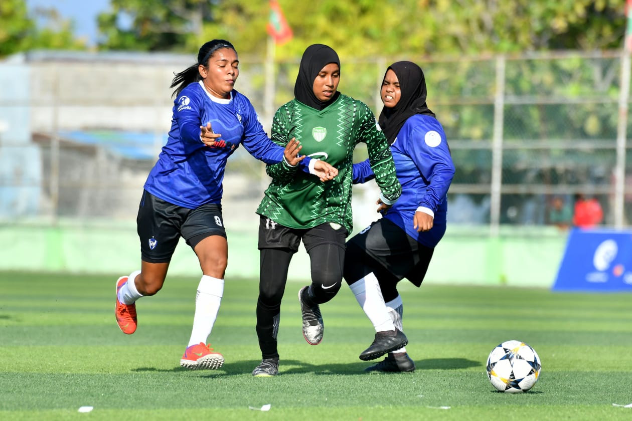 ނައިފަރުގައި ކުރިއަށްދިޔަ އިންވިޓޭޝަން ކަޕްގެ ފުރަތަމަ މުބާރާތުގެ ފައިނަލުގައި ކުޅުނީ އެޕެކްސް ސްޕޯޓްސް ކްލަބާއި ޑޮޓްކޮމް ސްޕޯޓްސް ކްލަބް. ފައިނަލް މެޗުން މޮޅުވީ ޑޮޓްކޮމް ސްޕޯޓްސް ކްލަބް. ޑޮޓްކޮމް ވަނީ މި ކާމިޔާބީއާ އެކު ފައިނަލް ބުރަށް ހޮވިފައި.-- ފޮޓޯ: އެފްއޭއެމް 
