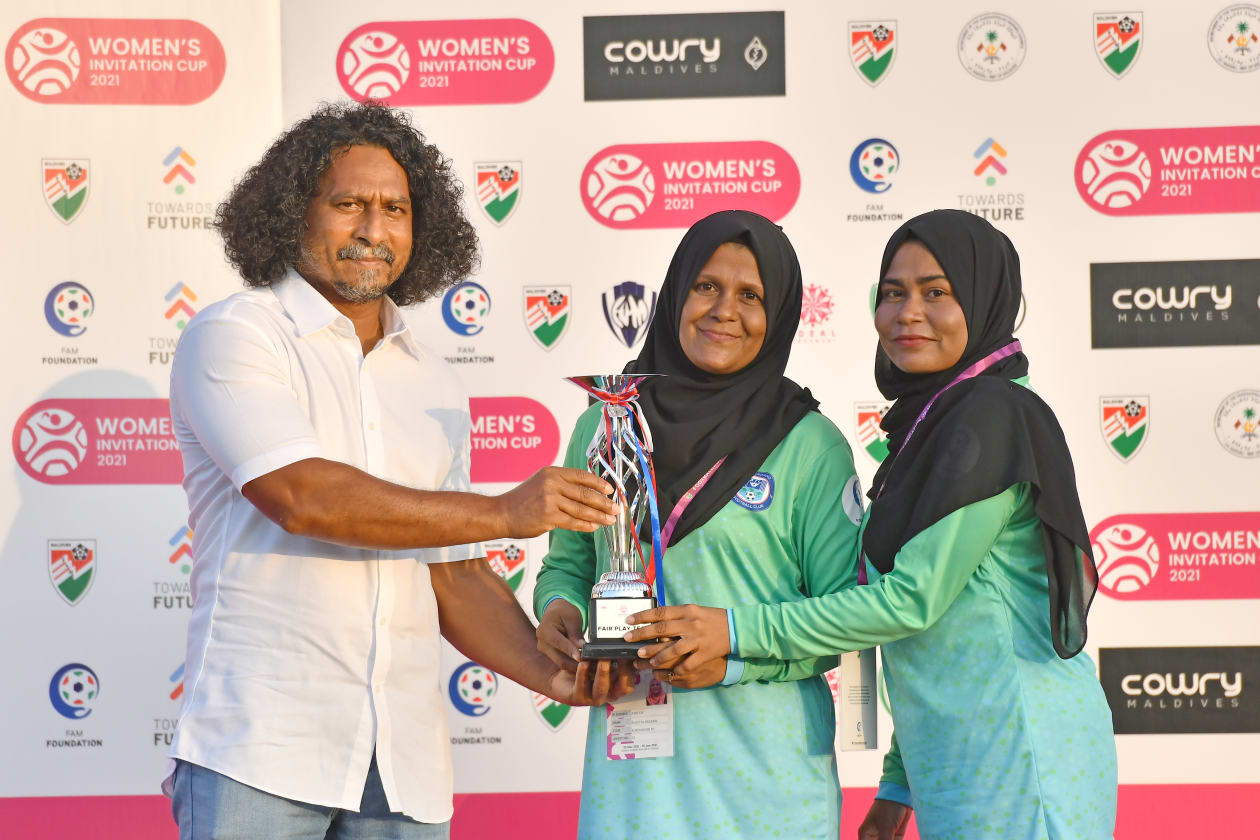 ނައިފަރުގައި ކުރިއަށްދިޔަ އިންވިޓޭޝަން ކަޕްގެ ފުރަތަމަ މުބާރާތުގެ ފައިނަލުގައި ކުޅުނީ އެޕެކްސް ސްޕޯޓްސް ކްލަބާއި ޑޮޓްކޮމް ސްޕޯޓްސް ކްލަބް. ފައިނަލް މެޗުން މޮޅުވީ ޑޮޓްކޮމް ސްޕޯޓްސް ކްލަބް. ޑޮޓްކޮމް ވަނީ މި ކާމިޔާބީއާ އެކު ފައިނަލް ބުރަށް ހޮވިފައި.-- ފޮޓޯ: އެފްއޭއެމް 