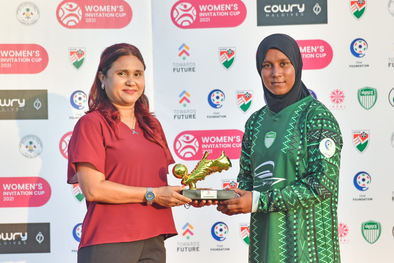 ނައިފަރުގައި ކުރިއަށްދިޔަ އިންވިޓޭޝަން ކަޕްގެ ފުރަތަމަ މުބާރާތުގެ ފައިނަލުގައި ކުޅުނީ އެޕެކްސް ސްޕޯޓްސް ކްލަބާއި ޑޮޓްކޮމް ސްޕޯޓްސް ކްލަބް. ފައިނަލް މެޗުން މޮޅުވީ ޑޮޓްކޮމް ސްޕޯޓްސް ކްލަބް. ޑޮޓްކޮމް ވަނީ މި ކާމިޔާބީއާ އެކު ފައިނަލް ބުރަށް ހޮވިފައި.-- ފޮޓޯ: އެފްއޭއެމް 