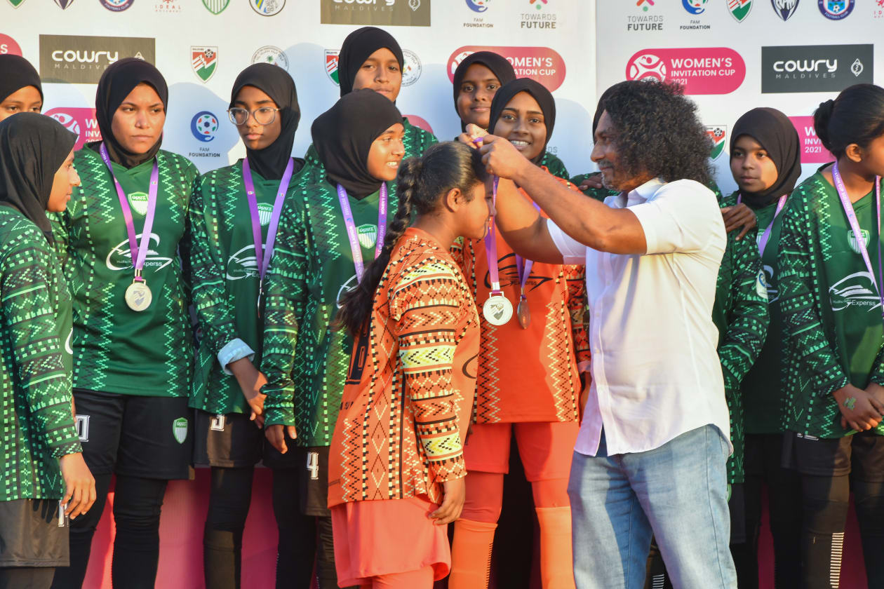ނައިފަރުގައި ކުރިއަށްދިޔަ އިންވިޓޭޝަން ކަޕްގެ ފުރަތަމަ މުބާރާތުގެ ފައިނަލުގައި ކުޅުނީ އެޕެކްސް ސްޕޯޓްސް ކްލަބާއި ޑޮޓްކޮމް ސްޕޯޓްސް ކްލަބް. ފައިނަލް މެޗުން މޮޅުވީ ޑޮޓްކޮމް ސްޕޯޓްސް ކްލަބް. ޑޮޓްކޮމް ވަނީ މި ކާމިޔާބީއާ އެކު ފައިނަލް ބުރަށް ހޮވިފައި.-- ފޮޓޯ: އެފްއޭއެމް 