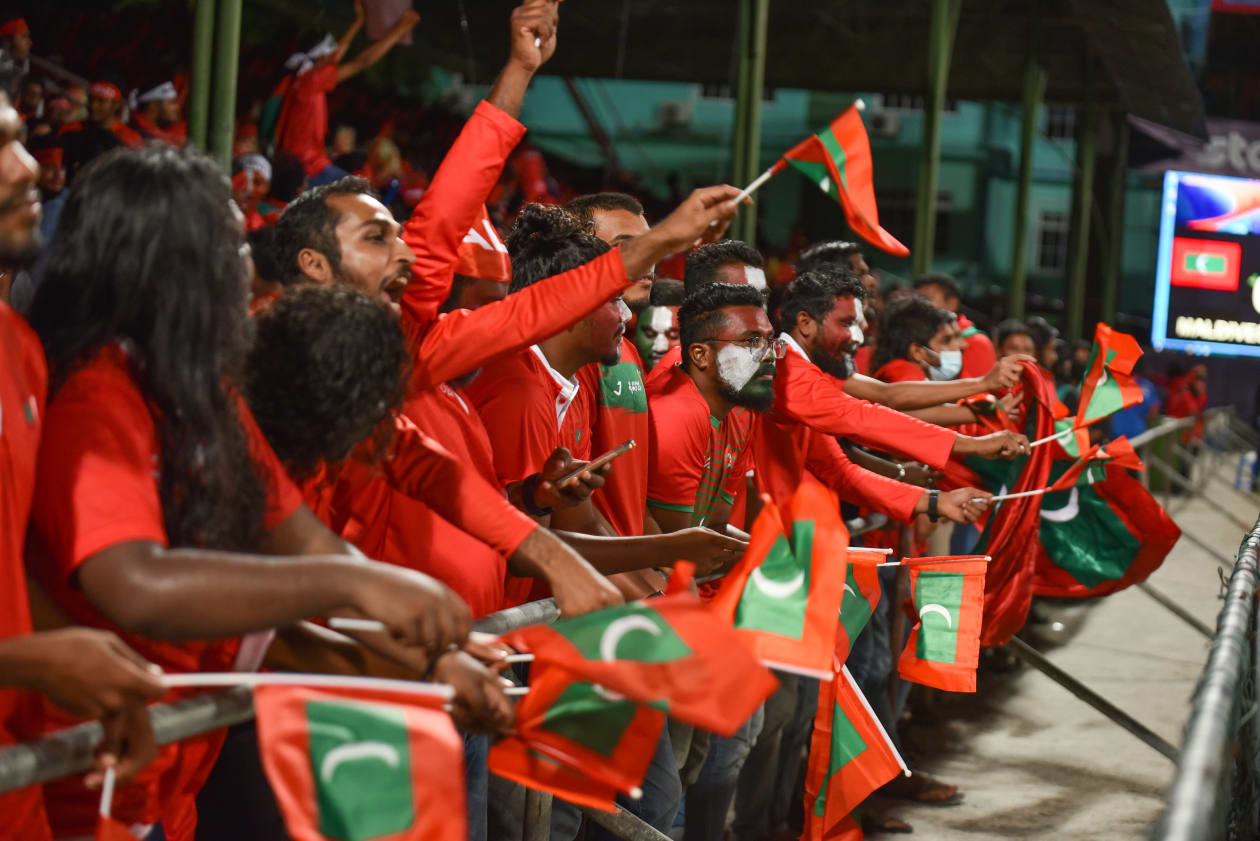ސާފް ޗެމްޕިއަންޝިޕް 2021ގައި ރާއްޖެ ކުޅުނު ދެވަނަ މެޗުގައި ބަނގްލަދޭޝް ކޮޅަށް ގޯލު ޖެހުމުން ސަޕޯޓަރުން އުފާފާޅުކުރަނީ - ފޮޓޯ: ހުސައިން ޝަޔާހް / އަދަދު