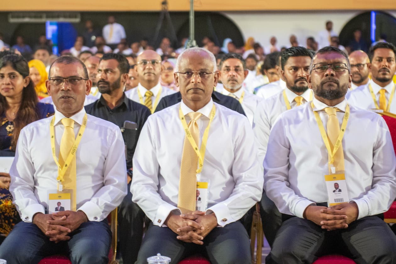 އޯގަސްޓް 19، 2022 - އެމްޑީޕީގެ ހަތަރު ވަނަ ކޮންގްރެސް ފަށުމުގެ ރަސްމިއްޔާތުގައި ޕާޓީގެ އިސް ލީޑަރު ސޯލިހާއި ރައީސް ނަޝީދު އަދި ޗެއާޕާސަން ފައްޔާޒު -- ފޮޓޯ؛ މުހައްމަދު ޝާބިން / އަދަދު