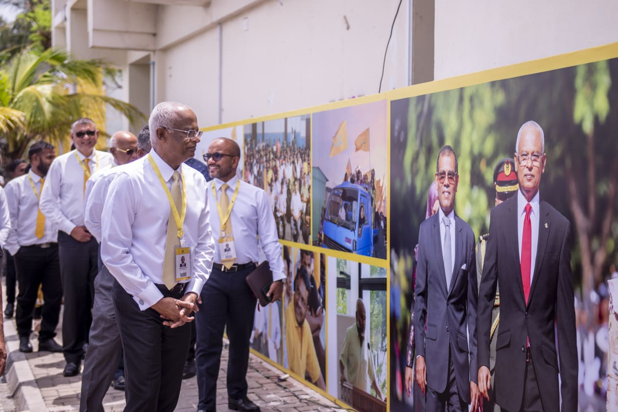 އޮގަސްޓް 21، 2022 - އެމްޑީޕީގެ 4 ވަނަ ކޮންގްރެސްގެ ތެރެއިން. ކޮންގްރެސްގެ ފުރަތަމަ ދުވަހު އޮތް ފޮޓޯ މައުރަޒުގެ ތެރެއިން ރައީސް ސޯލިހް ރައީސް ނަޝީދާއި އެކު ނަންގަވާފައިވާ ފޮޓޯއަކަށް ބަލާލަނީ --- ފޮޓޯ؛ މުހައްމަދު ޝާބިން | އަދަދު