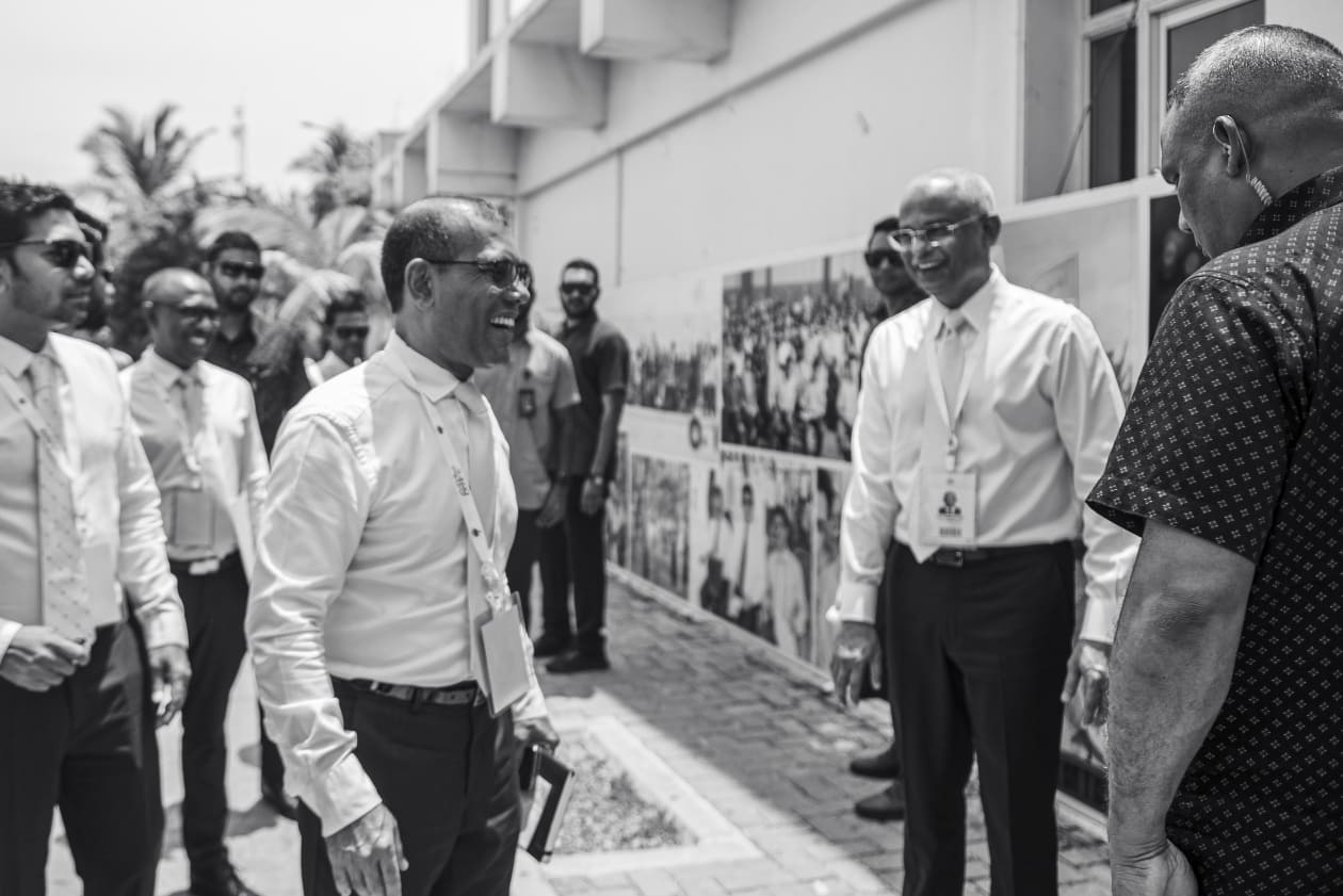އޮގަސްޓް 21، 2022 - އެމްޑީޕީގެ 4 ވަނަ ކޮންގްރެސްގެ ތެރެއިން. ކޮންގްރެސްގެ ފުރަތަމަ ދުވަހު އޮތް ފޮޓޯ މައުރަޒުގެ ތެރެއިން ރައީސް ސޯލިހާއި ރައީސް ނަޝީދު ދިމާވަނީ. ދެ ރައީސުން މައުރަޒު ބަލާލުމަށް ވަޑައިގަތީ ވަކިން --- ފޮޓޯ؛ މުހައްމަދު ޝާބިން | އަދަދު