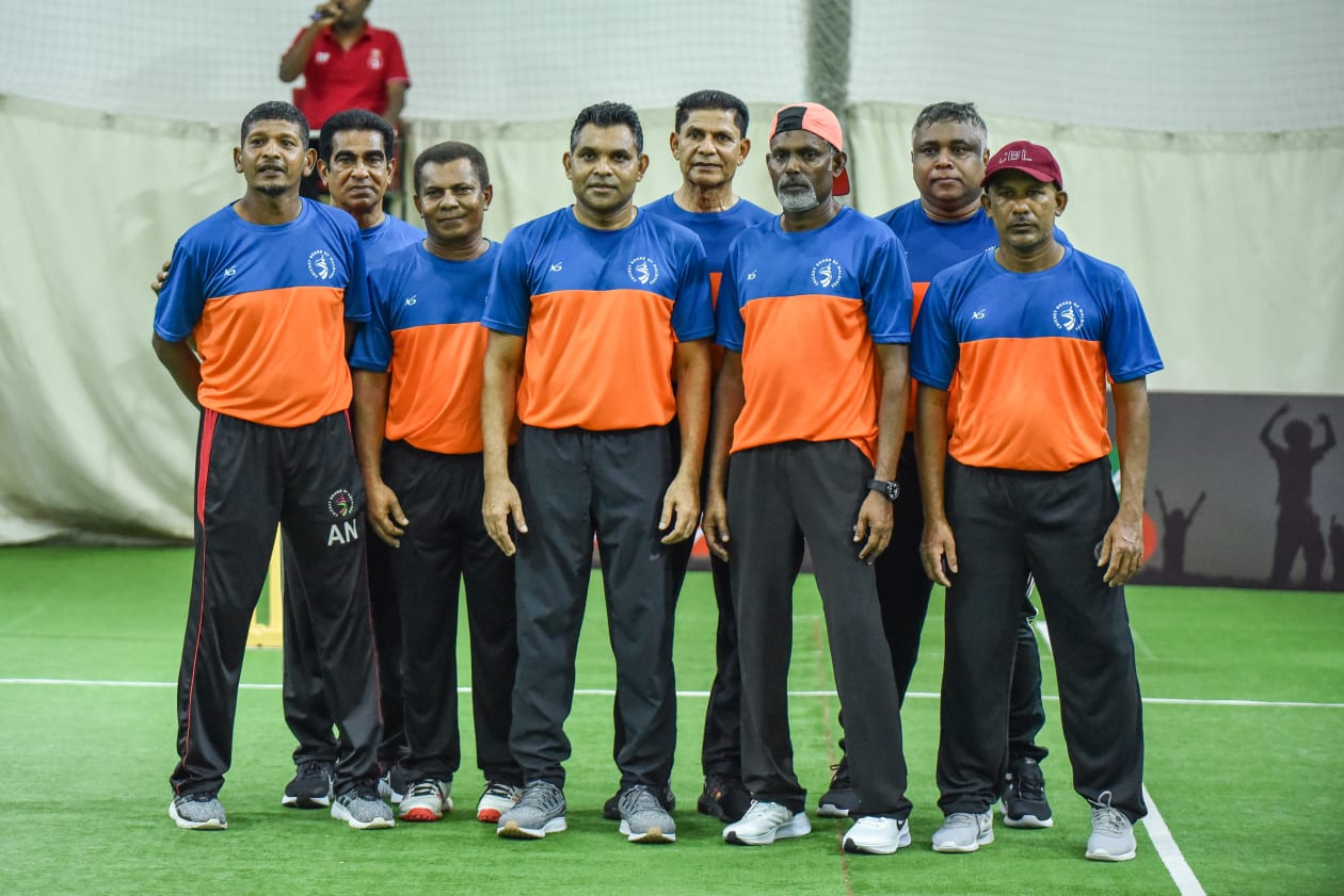 މާލެ، ދިވެހިރާއްޖެ: ކްރިކެޓް ބޯޑްގެ ފަރާތުން ރާއްޖޭގައި އިންޑޯ ކްރިކެޓް ރަސްމީކޮށް ފެއްޓިއިރު، ރައީސް އިބްރާހިމް މުހައްމަދު ސޯލިހާއި ނައިބު ރައީސް ފައިސަލް ނަސީމްގެ ޓީމެއް ވަނީ ހާއްސަ މެޗެއް ކުޅުއްވާފައި: މި އިވެންޓްގެ ތެރެއިން ވަނީ މިލާން އެކެޑަމީގެ ފަރާތުން ހަދިޔާ ކުރެއްވި ޖަލީލް ލޯންޖް ހުޅުވާފައި.-- ފޮޓޯ: ހުސެއިން ޝަޔާހު/ އަދަދު