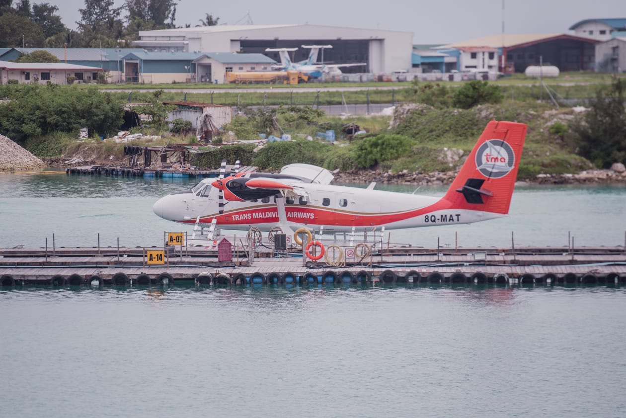 ޓާމިނަލްގެ ޑޮކުގައި އަޅާފައި އޮތް ޓީއެމްއޭގެ ސީޕްލޭނެއް. ދުނިޔޭގެ އެންމެ ބޮޑު ސީޕްލޭން އޮޕަރޭޓަރަކީ ޓީއެމްއޭ --- ފޮޓޯ: އަބްދުﷲ އިޔާން/އަދަދު
