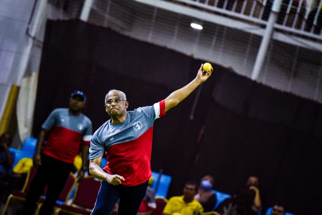 މާލެ، ދިވެހިރާއްޖެ: ކްރިކެޓް ބޯޑްގެ ފަރާތުން ރާއްޖޭގައި އިންޑޯ ކްރިކެޓް ރަސްމީކޮށް ފެއްޓިއިރު، ރައީސް އިބްރާހިމް މުހައްމަދު ސޯލިހާއި ނައިބު ރައީސް ފައިސަލް ނަސީމްގެ ޓީމެއް ވަނީ ހާއްސަ މެޗެއް ކުޅުއްވާފައި: މި އިވެންޓްގެ ތެރެއިން ވަނީ މިލާން އެކެޑަމީގެ ފަރާތުން ހަދިޔާ ކުރެއްވި ޖަލީލް ލޯންޖް ހުޅުވާފައި.-- ފޮޓޯ: ހުސެއިން ޝަޔާހު/ އަދަދު
