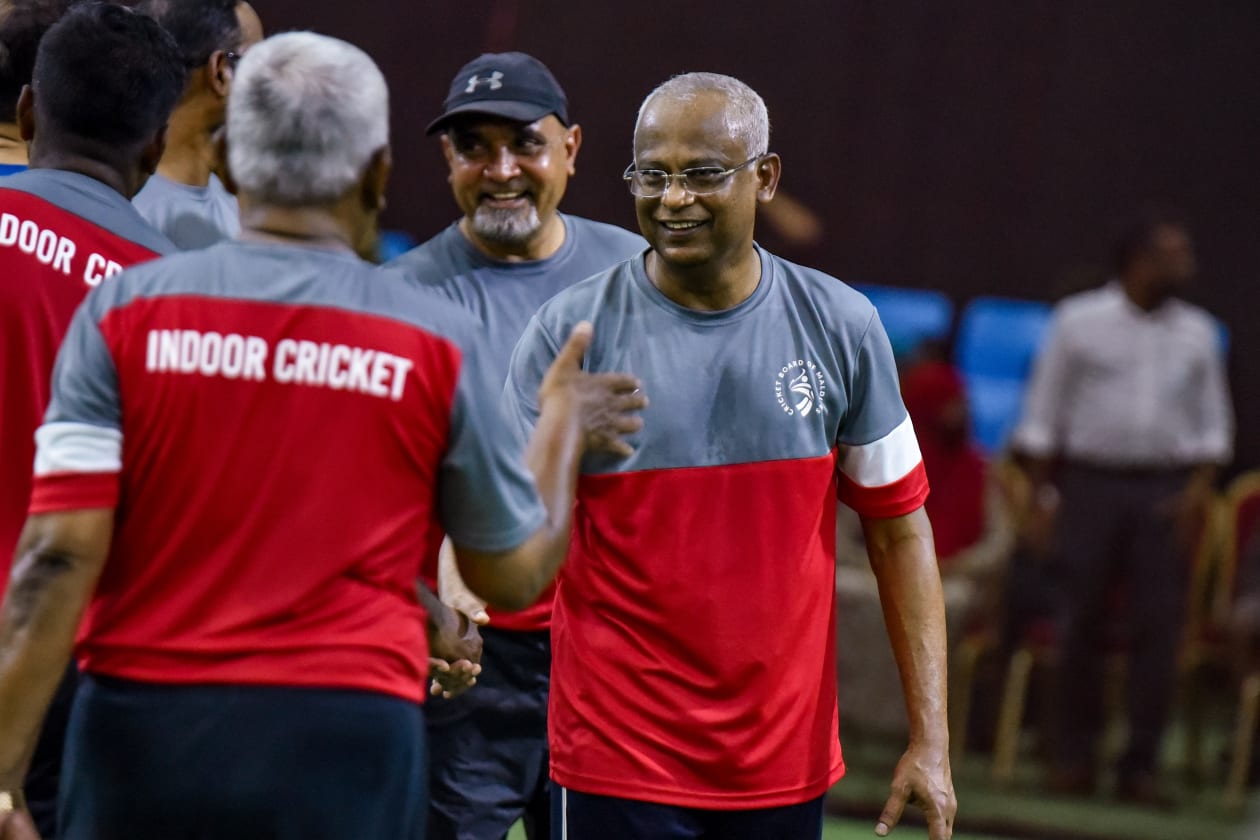މާލެ، ދިވެހިރާއްޖެ: ކްރިކެޓް ބޯޑްގެ ފަރާތުން ރާއްޖޭގައި އިންޑޯ ކްރިކެޓް ރަސްމީކޮށް ފެއްޓިއިރު، ރައީސް އިބްރާހިމް މުހައްމަދު ސޯލިހާއި ނައިބު ރައީސް ފައިސަލް ނަސީމްގެ ޓީމެއް ވަނީ ހާއްސަ މެޗެއް ކުޅުއްވާފައި: މި އިވެންޓްގެ ތެރެއިން ވަނީ މިލާން އެކެޑަމީގެ ފަރާތުން ހަދިޔާ ކުރެއްވި ޖަލީލް ލޯންޖް ހުޅުވާފައި.-- ފޮޓޯ: ހުސެއިން ޝަޔާހު/ އަދަދު