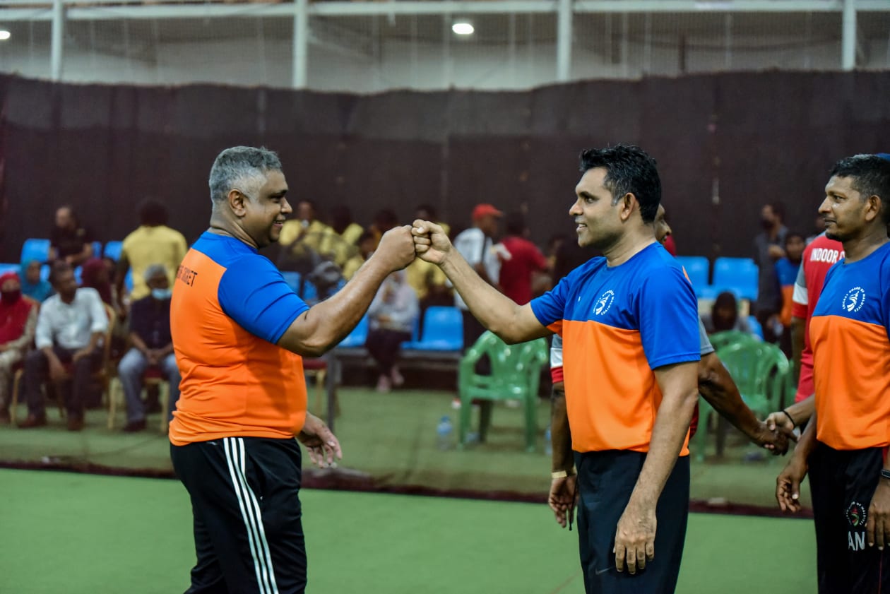 މާލެ، ދިވެހިރާއްޖެ: ކްރިކެޓް ބޯޑްގެ ފަރާތުން ރާއްޖޭގައި އިންޑޯ ކްރިކެޓް ރަސްމީކޮށް ފެއްޓިއިރު، ރައީސް އިބްރާހިމް މުހައްމަދު ސޯލިހާއި ނައިބު ރައީސް ފައިސަލް ނަސީމްގެ ޓީމެއް ވަނީ ހާއްސަ މެޗެއް ކުޅުއްވާފައި: މި އިވެންޓްގެ ތެރެއިން ވަނީ މިލާން އެކެޑަމީގެ ފަރާތުން ހަދިޔާ ކުރެއްވި ޖަލީލް ލޯންޖް ހުޅުވާފައި.-- ފޮޓޯ: ހުސެއިން ޝަޔާހު/ އަދަދު