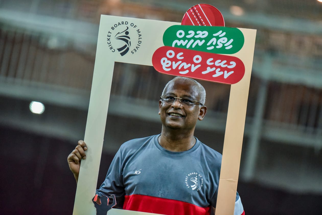 މާލެ، ދިވެހިރާއްޖެ: ކްރިކެޓް ބޯޑްގެ ފަރާތުން ރާއްޖޭގައި އިންޑޯ ކްރިކެޓް ރަސްމީކޮށް ފެއްޓިއިރު، ރައީސް އިބްރާހިމް މުހައްމަދު ސޯލިހާއި ނައިބު ރައީސް ފައިސަލް ނަސީމްގެ ޓީމެއް ވަނީ ހާއްސަ މެޗެއް ކުޅުއްވާފައި: މި އިވެންޓްގެ ތެރެއިން ވަނީ މިލާން އެކެޑަމީގެ ފަރާތުން ހަދިޔާ ކުރެއްވި ޖަލީލް ލޯންޖް ހުޅުވާފައި.-- ފޮޓޯ: ހުސެއިން ޝަޔާހު/ އަދަދު