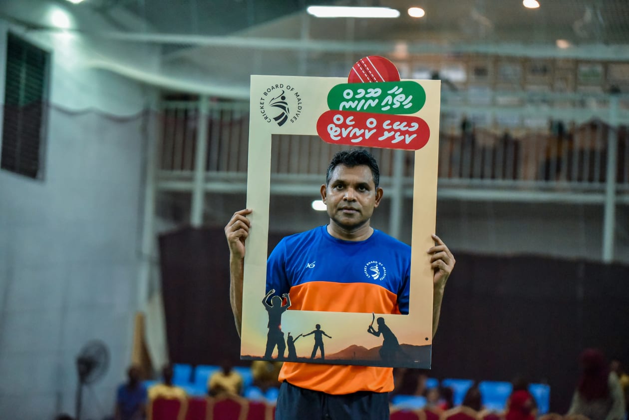 މާލެ، ދިވެހިރާއްޖެ: ކްރިކެޓް ބޯޑްގެ ފަރާތުން ރާއްޖޭގައި އިންޑޯ ކްރިކެޓް ރަސްމީކޮށް ފެއްޓިއިރު، ރައީސް އިބްރާހިމް މުހައްމަދު ސޯލިހާއި ނައިބު ރައީސް ފައިސަލް ނަސީމްގެ ޓީމެއް ވަނީ ހާއްސަ މެޗެއް ކުޅުއްވާފައި: މި އިވެންޓްގެ ތެރެއިން ވަނީ މިލާން އެކެޑަމީގެ ފަރާތުން ހަދިޔާ ކުރެއްވި ޖަލީލް ލޯންޖް ހުޅުވާފައި.-- ފޮޓޯ: ހުސެއިން ޝަޔާހު/ އަދަދު