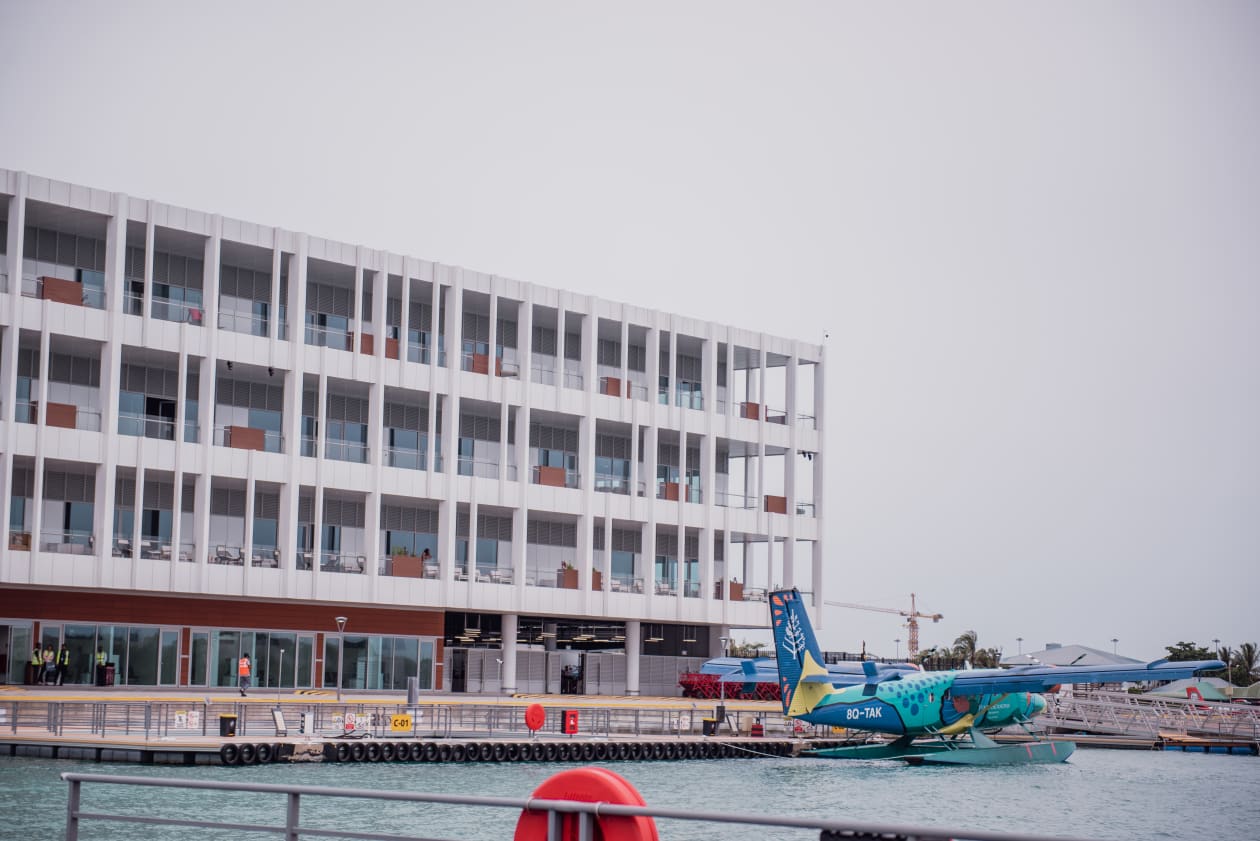 އާ ސީޕްލޭން ޓާމިނަލް، ނޫވިލް: މި ޓާމިނަލަކީ މުޅި ދުނިޔޭގެ ވެސް އެންމެ ބޮޑު ކޮމާޝަލް ސީޕްލޭން ޓާމިނަލް. މި ޓާމިނަލް ހުޅުވުމުން ދުވާލަކު 4500 އާއި 7000 އާ ދެމެދުގެ އަދަދެއްގެ މީހުން މި ޓާމިނަލް ބޭނުންކުރާނެ ކަމަށް އެއާޕޯޓްސް ކޮމްޕެނީން ލަފާކުރޭ. -- ފޮޓޯ: އަބްދުﷲ އިޔާން/ އަދަދު