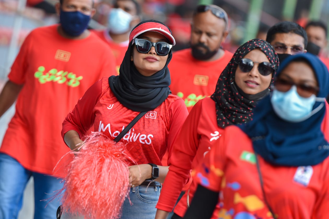 އޮކްޓޯބަރު 10، 2021: އުރީދޫ ސާފް ޗެމްޕިއަންޝިޕްގައި ރާއްޖެ އާއި ސްރީ ލަންކާ ބައްދަލުކުރި މެޗު ބެލުމަށް ދަނޑަށް ވަން ދިވެހި ސަޕޯޓަރުން -- ފޮޓޯ: ހުސައިން ޝަޔާހު/އަދަދު
