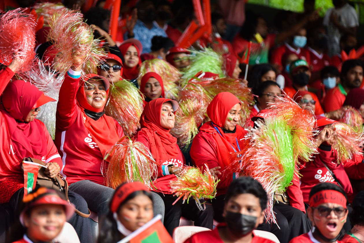 އޮކްޓޯބަރު 10، 2021: އުރީދޫ ސާފް ޗެމްޕިއަންޝިޕްގައި ރާއްޖެ އާއި ސްރީ ލަންކާ ބައްދަލުކުރި މެޗު ބެލުމަށް ދަނޑަށް ވަން ދިވެހި ސަޕޯޓަރުން -- ފޮޓޯ: ހުސައިން ޝަޔާހު/އަދަދު