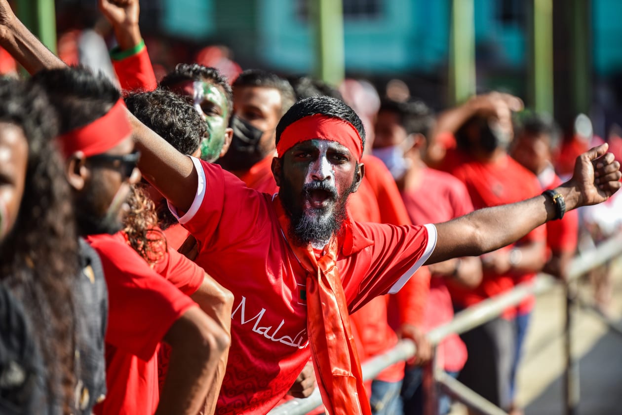 އޮކްޓޯބަރު 10، 2021: އުރީދޫ ސާފް ޗެމްޕިއަންޝިޕްގައި ރާއްޖެ އާއި ސްރީ ލަންކާ ބައްދަލުކުރި މެޗު ބެލުމަށް ދަނޑަށް ވަން ދިވެހި ސަޕޯޓަރުން -- ފޮޓޯ: ހުސައިން ޝަޔާހު/އަދަދު
