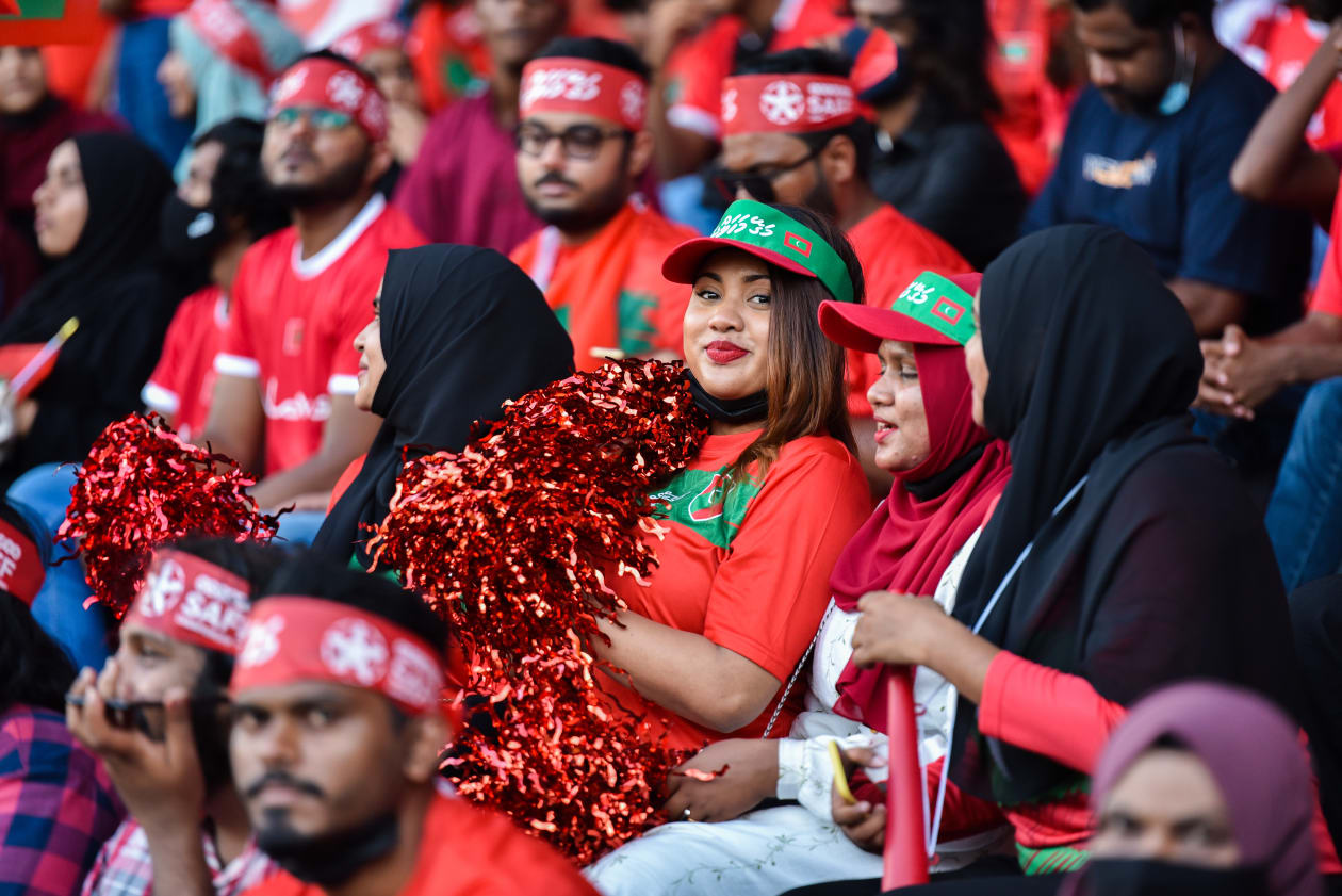 އޮކްޓޯބަރު 10، 2021: އުރީދޫ ސާފް ޗެމްޕިއަންޝިޕްގައި ރާއްޖެ އާއި ސްރީ ލަންކާ ބައްދަލުކުރި މެޗު ބެލުމަށް ދަނޑަށް ވަން ދިވެހި ސަޕޯޓަރުން -- ފޮޓޯ: ހުސައިން ޝަޔާހު/އަދަދު