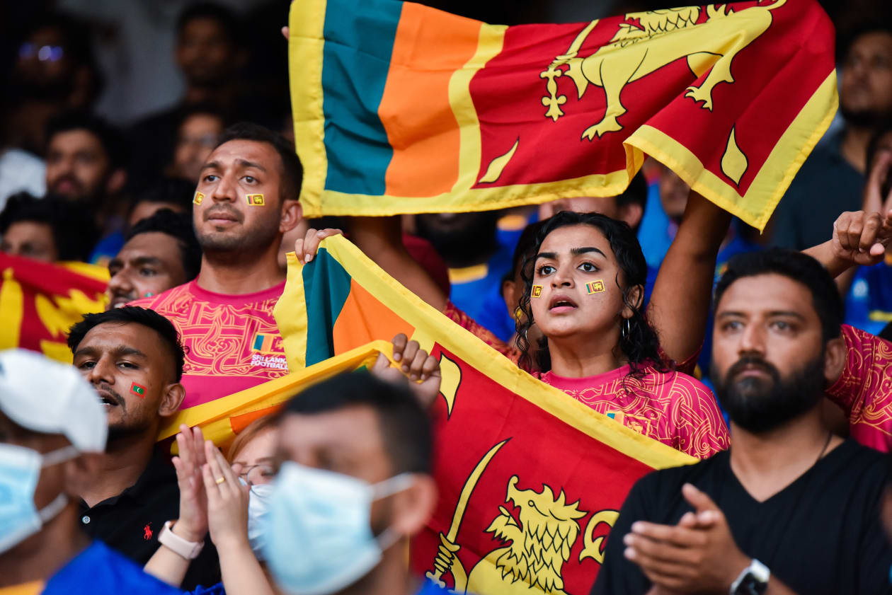އޮކްޓޯބަރު 10، 2021: އުރީދޫ ސާފް ޗެމްޕިއަންޝިޕްގައި ރާއްޖެ އާއި ސްރީ ލަންކާ ބައްދަލުކުރި މެޗުގައި ލަންކާގެ ސަޕޯޓަރުން -- ފޮޓޯ: ހުސައިން ޝަޔާހު/އަދަދު