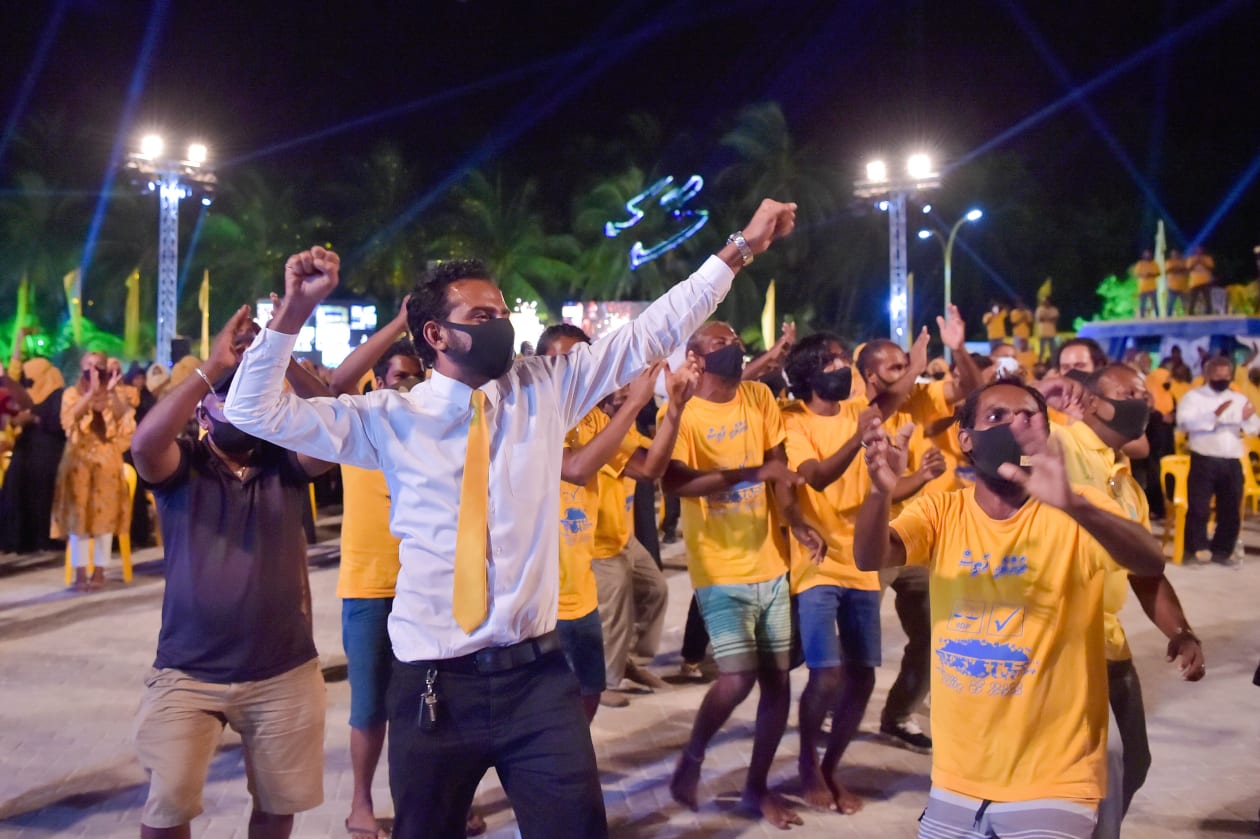 އެމްޑީޕީގެ ރަށްވެހި ފަތިސް ކެމްޕޭން ނިންމުމުގެ ގޮތުން އއ.ރަސްދޫ ބަނދަރުގައި ބޭއްވި ޖަލްސާގެ ތެރެއިން.-ފޮޓޯ: މުންޝިދު/އެމްޑީޕީ