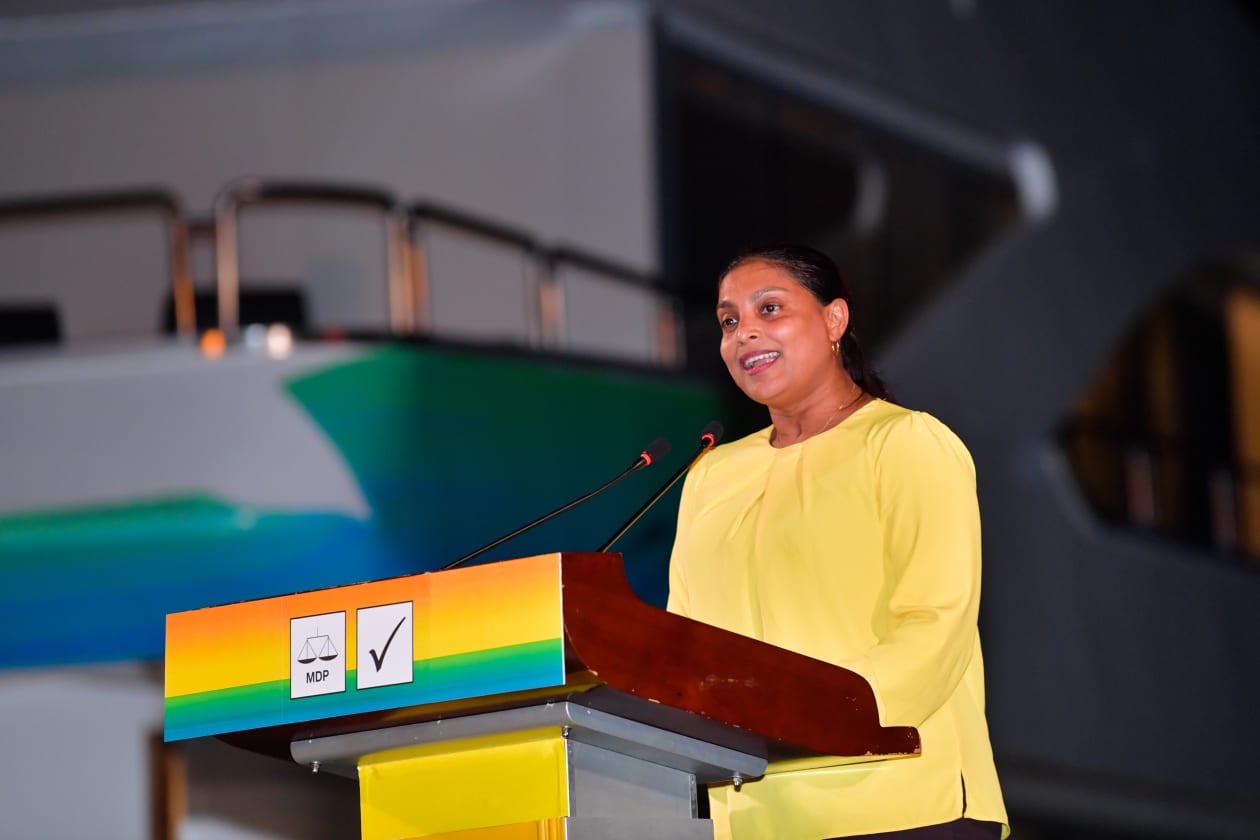 އެމްޑީޕީގެ ރަށްވެހި ފަތިސް ކެމްޕޭން ނިންމުމުގެ ގޮތުން އއ.ރަސްދޫ ބަނދަރުގައި ބޭއްވި ޖަލްސާގައި އެޑިއުކޭޝަން މިނިސްޓަރު އައިޝަތު އަލީ ވާހަކަދައްކަވަނީ.-ފޮޓޯ: މުންޝިދު/އެމްޑީޕީ