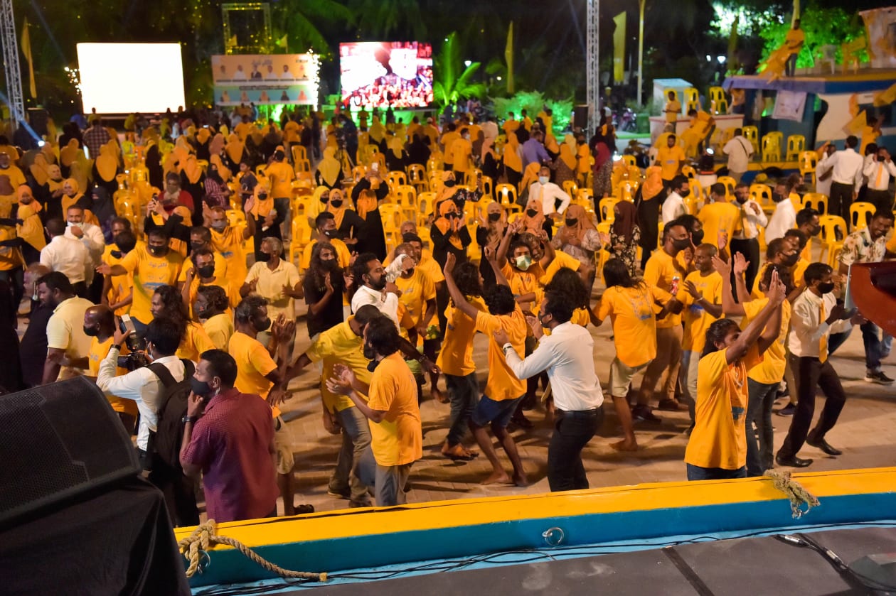 އެމްޑީޕީގެ ރަށްވެހި ފަތިސް ކެމްޕޭން ނިންމުމުގެ ގޮތުން އއ.ރަސްދޫ ބަނދަރުގައި ބޭއްވި ޖަލްސާގެ ތެރެއިން.-ފޮޓޯ: މުންޝިދު/އެމްޑީޕީ