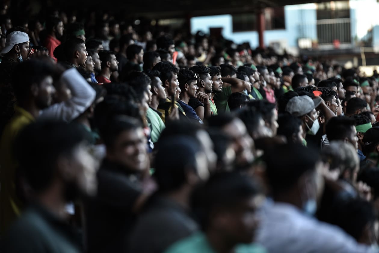 އޮކްޓޯބަރު 13، 2021: އުރީދޫ ސާފް ޗެމްޕިއަން ޝިޕްގައި ބަންގްލަދޭޝް އާއި ނޭޕާލް ބައްދަލުކުރި މެޗްގައި ބަންގްލަދޭޝްގެ ސަޕޯޓަރުން. --ފޮޓޯ: ހުސެއިން ޝަޔާހު/ އަދަދު