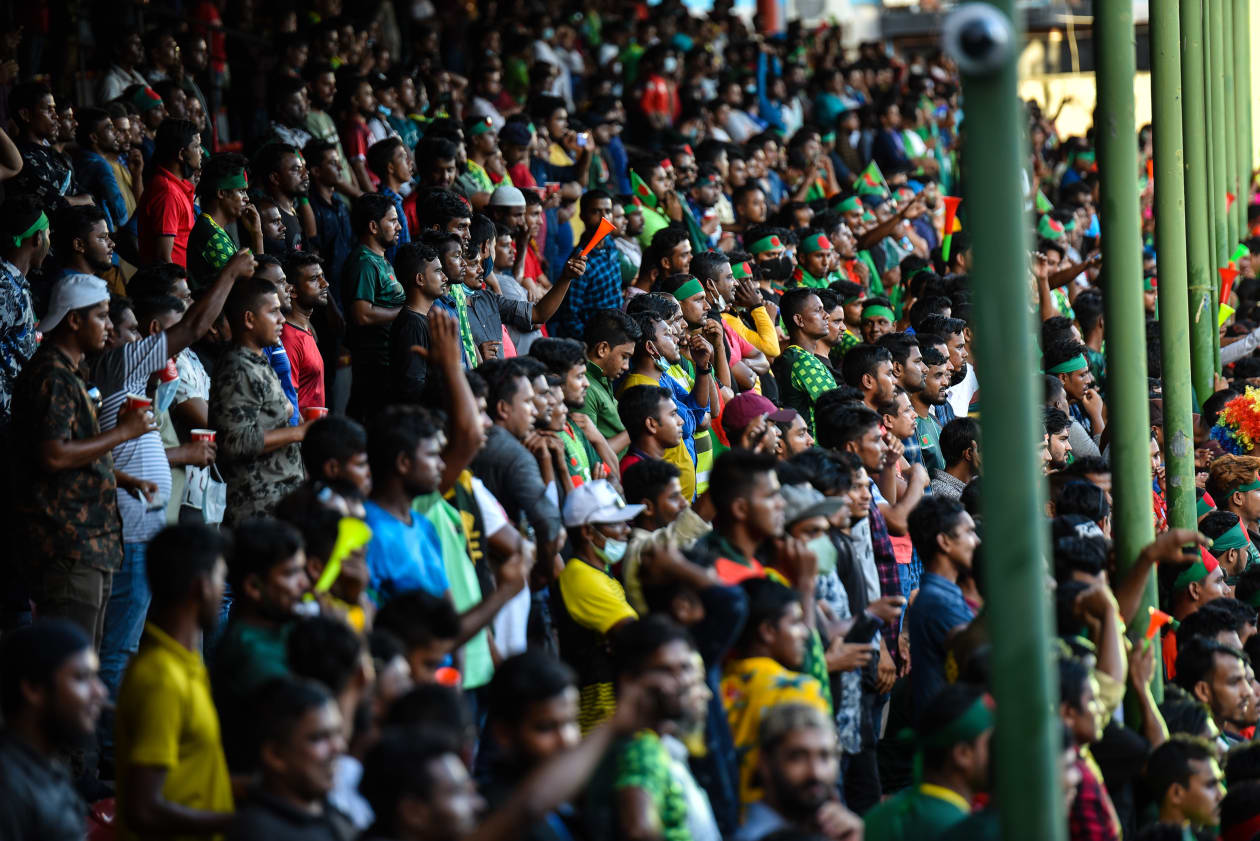 އޮކްޓޯބަރު 13، 2021: އުރީދޫ ސާފް ޗެމްޕިއަން ޝިޕްގައި ބަންގްލަދޭޝް އާއި ނޭޕާލް ބައްދަލުކުރި މެޗްގައި ބަންގްލަދޭޝްގެ ސަޕޯޓަރުން. --ފޮޓޯ: ހުސެއިން ޝަޔާހު/ އަދަދު