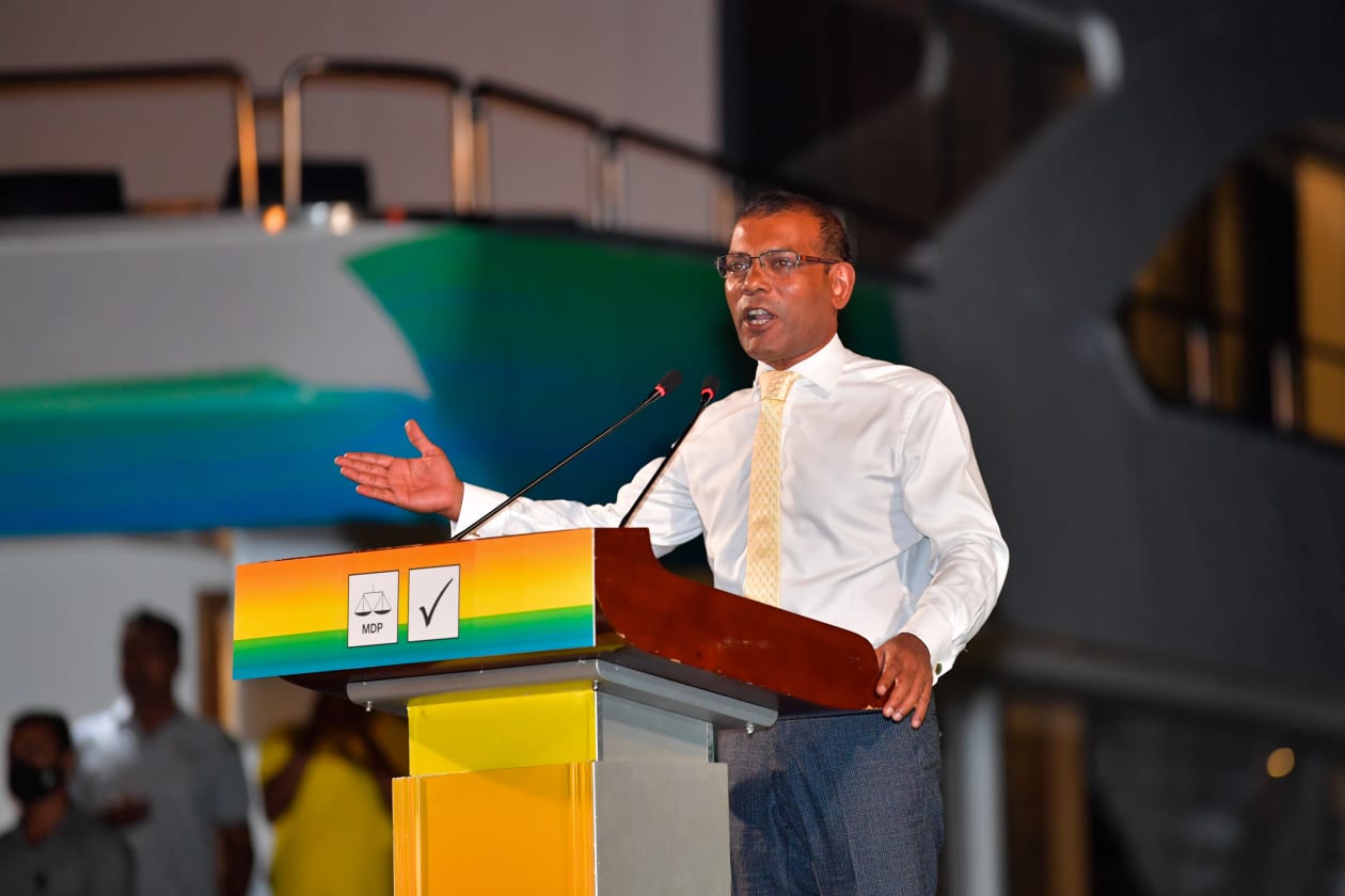 އެމްޑީޕީގެ ރަށްވެހި ފަތިސް ކެމްޕޭން ނިންމުމުގެ ގޮތުން އއ.ރަސްދޫ ބަނދަރުގައި ބޭއްވި ޖަލްސާގައި ރައްޔިތުންގެ މަޖިލީހުގެ ރައީސް މުހައްމަދު ނަޝީދު ވާހަކަދައްކަވަނީ.-ފޮޓޯ: މުންޝިދު/އެމްޑީޕީ