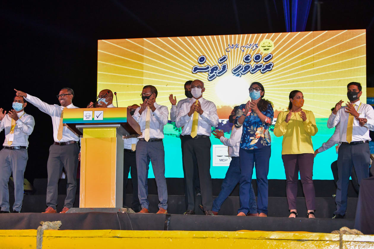 އެމްޑީޕީގެ ރަށްވެހި ފަތިސް ކެމްޕޭން ނިންމުމުގެ ގޮތުން އއ.ރަސްދޫ ބަނދަރުގައި ބޭއްވި ޖަލްސާގައި އެޕާޓީގެ ލީޑަޝިޕް ބައިވެރިވެވަޑައިގަންނަވަނީ.-ފޮޓޯ: މުންޝިދު/އެމްޑީޕީ