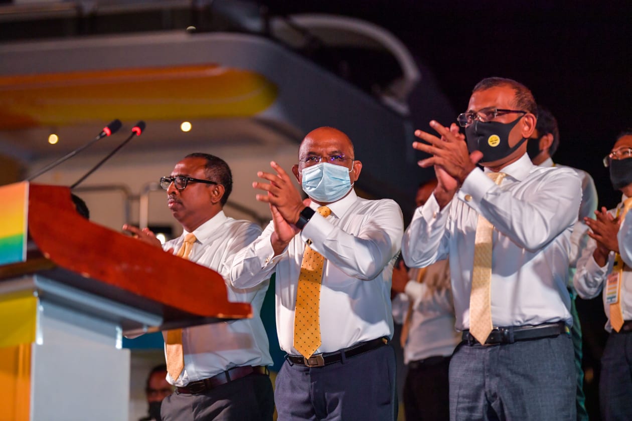 އެމްޑީޕީގެ ރަށްވެހި ފަތިސް ކެމްޕޭން ނިންމުމުގެ ގޮތުން އއ.ރަސްދޫ ބަނދަރުގައި ބޭއްވި ޖަލްސާގައި ރައްޔިތުންގެ މަޖިލީހުގެ ރައީސް މުހައްމަދު ނަޝީދު, ފޮރިން މިނިސްޓަރު އަބްދުالله ޝާހިދު އަދި މެދުހެންވޭރު ދާއިރާގެ މެމްބަރު އަލީ އާޒިމް ބައިވެރިވެވަޑައިގަންނަވަނީ.-ފޮޓޯ: މުންޝިދު/އެމްޑީޕީ