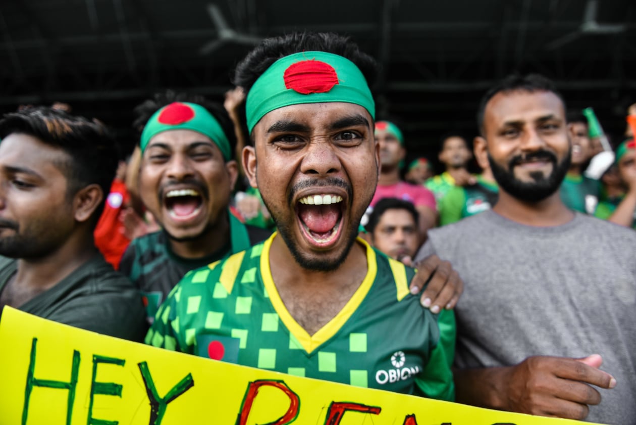 އޮކްޓޯބަރު 13، 2021: އުރީދޫ ސާފް ޗެމްޕިއަން ޝިޕްގައި ބަންގްލަދޭޝް އާއި ނޭޕާލް ބައްދަލުކުރި މެޗްގައި ބަންގްލަދޭޝްގެ ސަޕޯޓަރުން. --ފޮޓޯ: ހުސެއިން ޝަޔާހު/ އަދަދު
