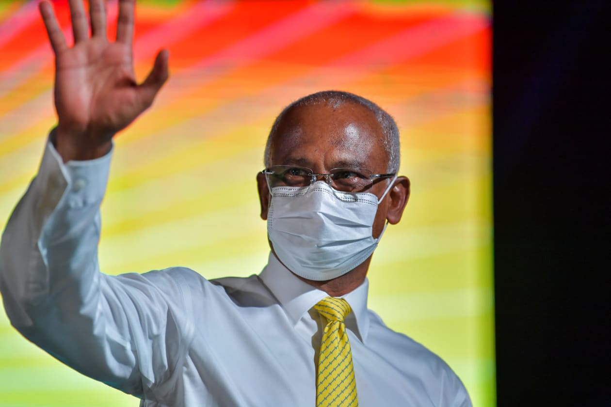 އެމްޑީޕީގެ ރަށްވެހި ފަތިސް ކެމްޕޭން ނިންމުމުގެ ގޮތުން އއ.ރަސްދޫ ބަނދަރުގައި ބޭއްވި ޖަލްސާގައި ރައީސް އިބްރާހިމް މުހައްމަދު ސާލިހް ބައިވެރިވެވަޑައިގަންނަވަނީ.-ފޮޓޯ: މުންޝިދު/އެމްޑީޕީ