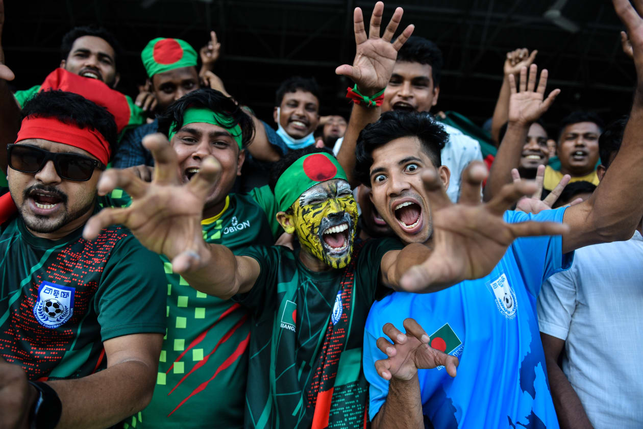 އޮކްޓޯބަރު 13، 2021: އުރީދޫ ސާފް ޗެމްޕިއަން ޝިޕްގައި ބަންގްލަދޭޝް އާއި ނޭޕާލް ބައްދަލުކުރި މެޗްގައި ބަންގްލަދޭޝްގެ ސަޕޯޓަރުން. --ފޮޓޯ: ހުސެއިން ޝަޔާހު/ އަދަދު