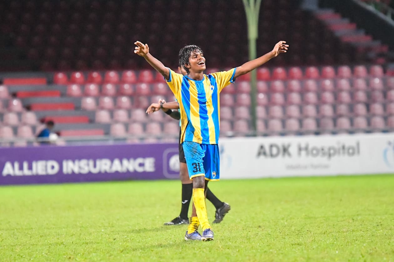 މާލެ: (ޖުލައި 4): ހަތް ޓީމުގެ މެދުގައި ކުޅެވުނު ފުޓްބޯލް އެސޯސިއޭޝަން އޮފް މޯލްޑިވްސް (އެފްއޭއެމް)ގެ 16 އަހަރުން ދަށުގެ ޔޫތު ޗެމްޕިއަންޝިޕްގެ ޗެމްޕިއަންކަން ކްލަބް ވެލެންސިއާ އިން ހޯދީ ފައިނަލުގައި ޔުނައިޓެޑް ވިކްޓަރީ (ޔޫވީ) އަތުން 2-1 އިން މޮޅުވެގެން: މި މެޗުގައި ވެލެންސިއާ މޮޅުވީ ކުޅުންތެރިއަކު މަދުކޮށް ކުޅެގެން: ފައިނަލް މެޗުގެ މޮޅު ކުޅުންތެރިޔާ އައިހަމް.-- ފޮޓޯ: އިމޭޖަސް.އެމްވީ/ ނައުޝަމް ވަހީދު