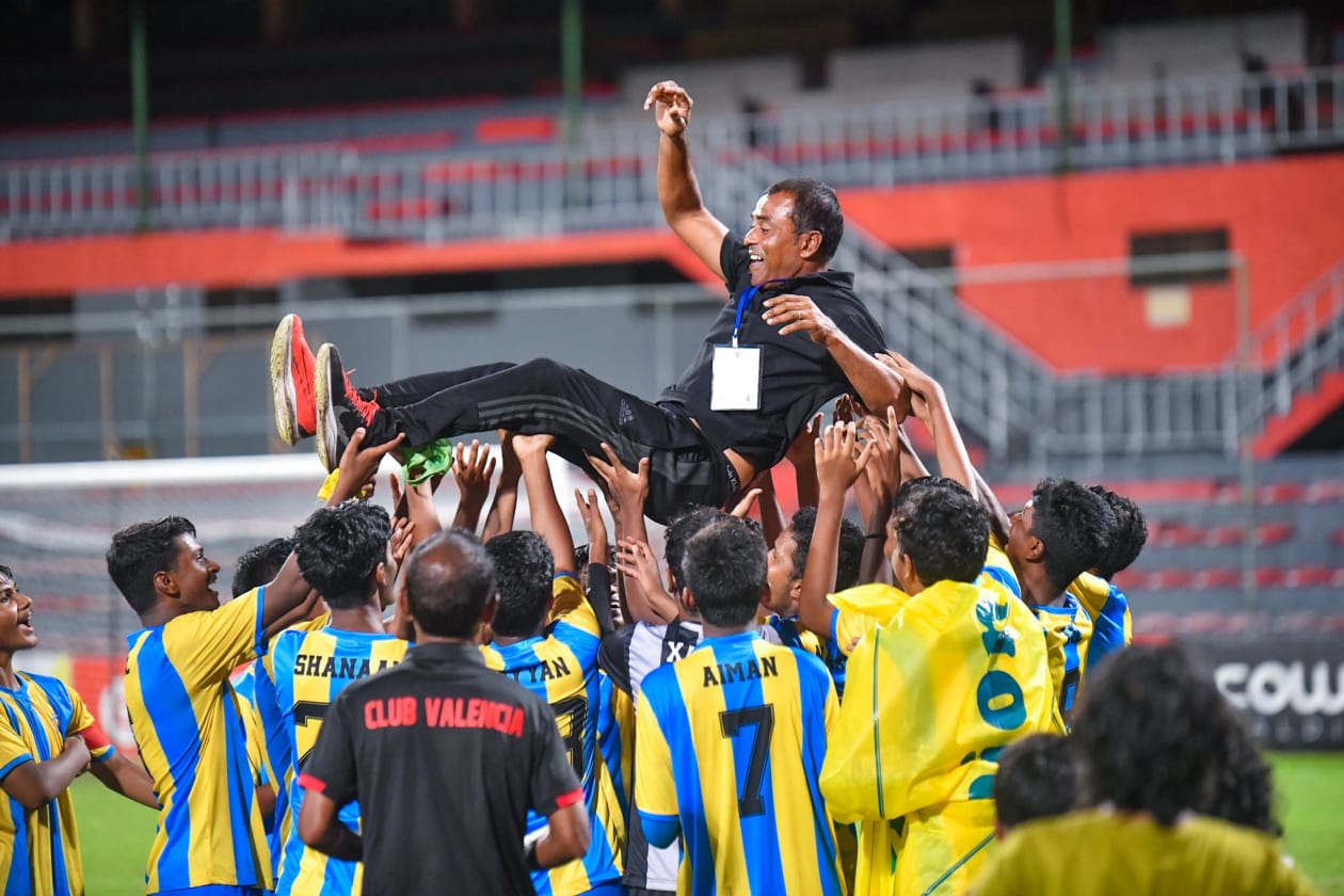 މާލެ: (ޖުލައި 4): ހަތް ޓީމުގެ މެދުގައި ކުޅެވުނު ފުޓްބޯލް އެސޯސިއޭޝަން އޮފް މޯލްޑިވްސް (އެފްއޭއެމް)ގެ 16 އަހަރުން ދަށުގެ ޔޫތު ޗެމްޕިއަންޝިޕްގެ ޗެމްޕިއަންކަން ކްލަބް ވެލެންސިއާ އިން ހޯދީ ފައިނަލުގައި ޔުނައިޓެޑް ވިކްޓަރީ (ޔޫވީ) އަތުން 2-1 އިން މޮޅުވެގެން: މި މެޗުގައި ވެލެންސިއާ މޮޅުވީ ކުޅުންތެރިއަކު މަދުކޮށް ކުޅެގެން: ވެލެންސިއާގެ ކުޅުންތެރިން އެ ޓީމުގެ އެސިސްޓަންޓް ކޯޗު ޔޫއްޓޭ އުރާލައިގެން-- ފޮޓޯ: އިމޭޖަސް.އެމްވީ/ ނައުޝަމް ވަހީދު
