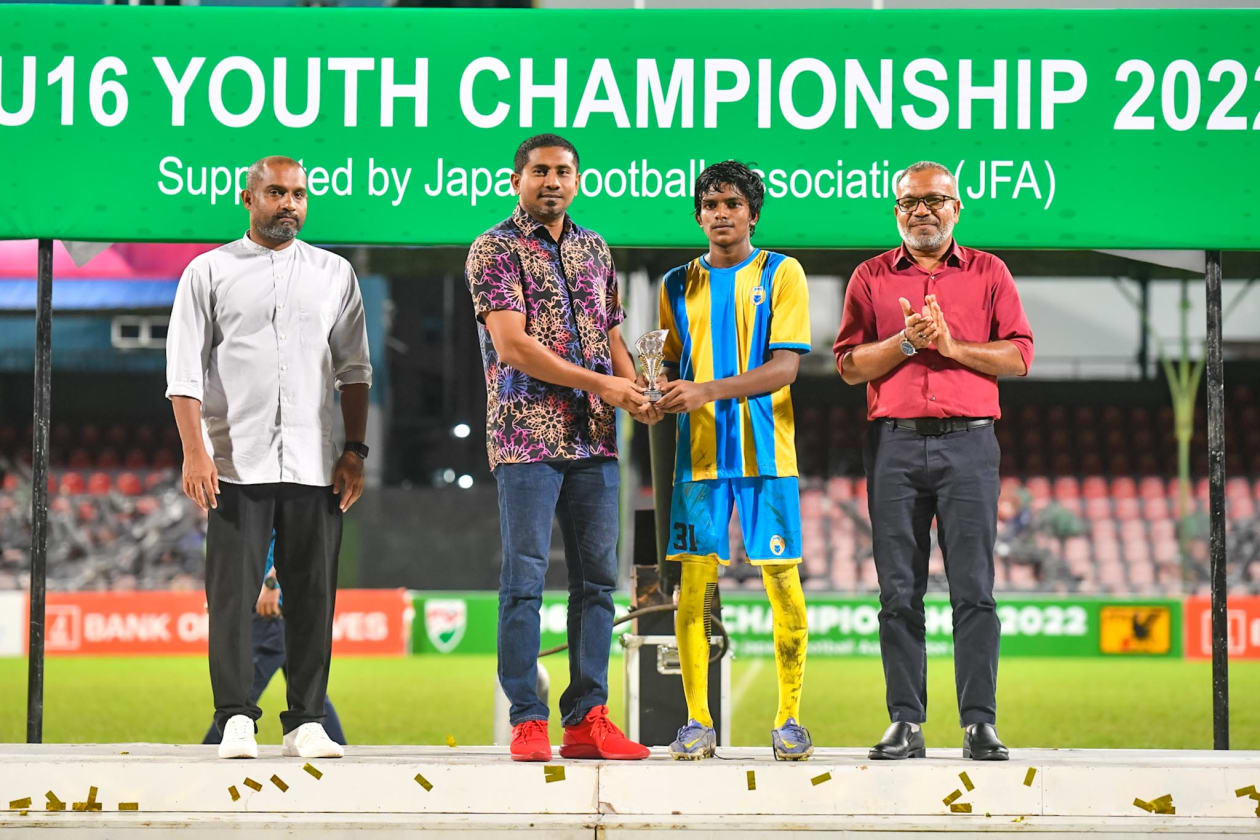 މާލެ: (ޖުލައި 4): ހަތް ޓީމުގެ މެދުގައި ކުޅެވުނު ފުޓްބޯލް އެސޯސިއޭޝަން އޮފް މޯލްޑިވްސް (އެފްއޭއެމް)ގެ 16 އަހަރުން ދަށުގެ ޔޫތު ޗެމްޕިއަންޝިޕްގެ ޗެމްޕިއަންކަން ކްލަބް ވެލެންސިއާ އިން ހޯދީ ފައިނަލުގައި ޔުނައިޓެޑް ވިކްޓަރީ (ޔޫވީ) އަތުން 2-1 އިން މޮޅުވެގެން: މި މެޗުގައި ވެލެންސިއާ މޮޅުވީ ކުޅުންތެރިއަކު މަދުކޮށް ކުޅެގެން: ފައިނަލް މެޗުގެ މޮޅު ކުޅުންތެރިޔާ އައިހަމް އަށް ކުޅިވަރާ ބެހޭ ވަޒީރު މަހުލޫފް ޓްރޮފީ ހަވާލުކުރަނީ.-- ފޮޓޯ: އިމޭޖަސް.އެމްވީ/ ނައުޝަމް ވަހީދު