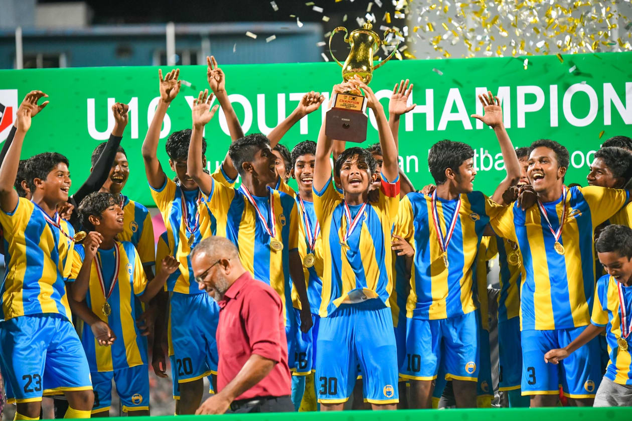މާލެ: (ޖުލައި 4): ހަތް ޓީމުގެ މެދުގައި ކުޅެވުނު ފުޓްބޯލް އެސޯސިއޭޝަން އޮފް މޯލްޑިވްސް (އެފްއޭއެމް)ގެ 16 އަހަރުން ދަށުގެ ޔޫތު ޗެމްޕިއަންޝިޕްގެ ޗެމްޕިއަންކަން ކްލަބް ވެލެންސިއާ އިން ހޯދީ ފައިނަލުގައި ޔުނައިޓެޑް ވިކްޓަރީ (ޔޫވީ) އަތުން 2-1 އިން މޮޅުވެގެން: މި މެޗުގައި ވެލެންސިއާ މޮޅުވީ ކުޅުންތެރިއަކު މަދުކޮށް ކުޅެގެން: ތަށްޓާ އެކު ވެލެންސިއާ ކުޅުންތެރިން އުފާފާޅުކުރަނީ.-- ފޮޓޯ: އިމޭޖަސް.އެމްވީ/ ނައުޝަމް ވަހީދު