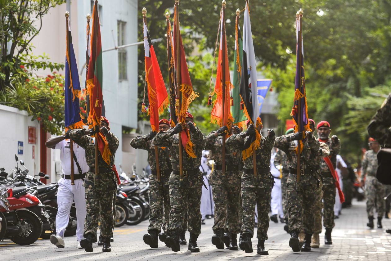 ޖުލައި 26، 2022 - ރާއްޖޭގެ 57 ވަނަ މިނިވަން ދުވަސް ފާހަގަކުރުމުގެ ގޮތުން އެމްއެންޑީއެފްއިން ކުރިއަށްގެންދިޔަ ޕެރޭޑުގެ ތެރެއިން. މި ޕެރޭޑު ބަލާލުމަށް އެތައް ހާސް ބަޔަކު ވެރިރަށް މާލޭގެ މަގުތަކަށް ނުކުތް --- ފޮޓޯ: މުހައްމަދު ޝާބިން/އަދަދު