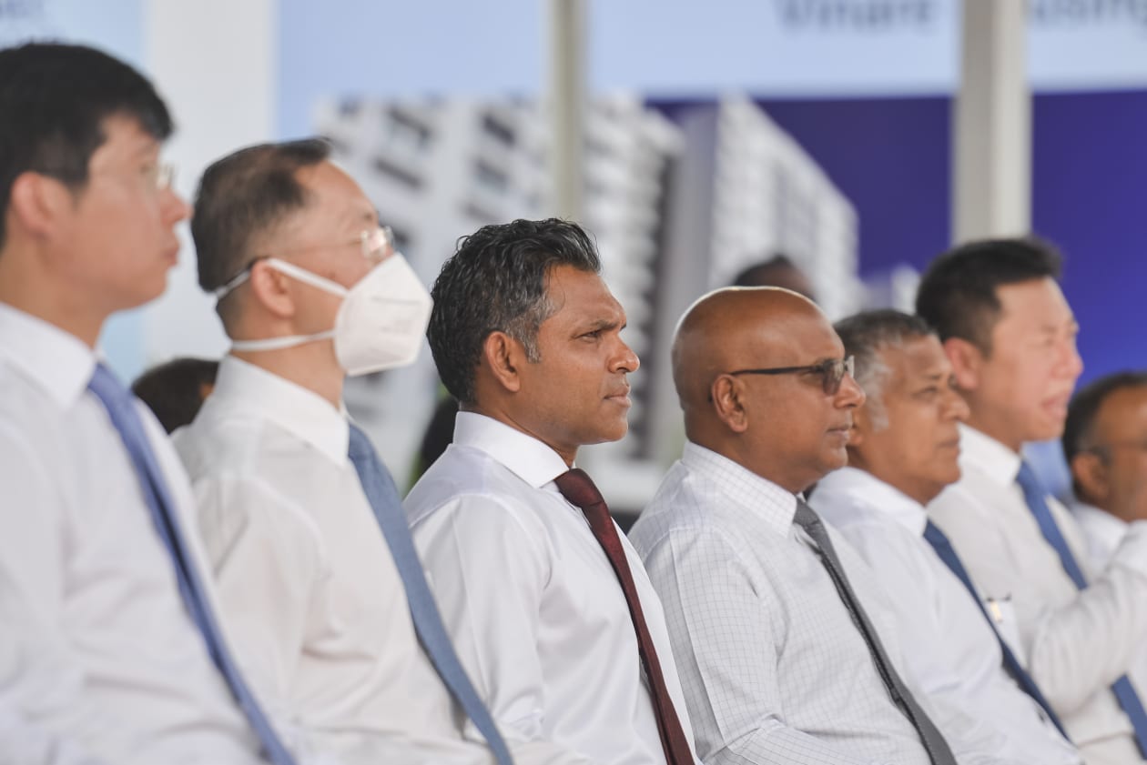 ޖޫން 20، 2022 - ވިނަރެސް ފްލެޓްތައް ހަވާލުކުރަން ބޭއްވި ރަސްމިއްޔާތުގެ ތެރެއިން. ނައިބު ރައީސް ފައިސަލް ނަސީމް ޝަރަފުވެރިކޮށްދެއްވާ އަދި ގިނަ ވަޒީރުންތަކާއި ޗައިނާ އެމްބަސީގެ ބޭފުޅުން ވެސް ބައިވެރިވެ ވަޑައިގެންނެވި ރަސްްމިއްޔާތުގައި އެޗްޑީސީގެ ފަރާތުން މި ފްލެޓުތަކާ ހަވާލުވެވަޑައިގެންނެވީ އެޗްޑީސީގެ މެނޭޖިން ޑިރެކްޓަރު އަހުމަދު ސުހެއިލް އެވެ --- ފޮޓޯ؛ މުހައްމަދު ޝާބިން / އަދަދު