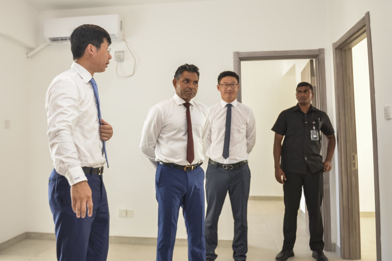 ޖޫން 20، 2022 - ވިނަރެސް ފްލެޓްތައް ހަވާލުކުރަން ބޭއްވި ރަސްމިއްޔާތުގެ ތެރެއިން. ނައިބު ރައީސް ފައިސަލް ނަސީމް ފްލެޓްތައް ބައްލަވާލައްވަނީ --- ފޮޓޯ؛ މުހައްމަދު ޝާބިން / އަދަދު