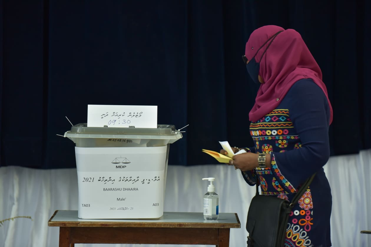 އެމްޑީޕީގެ ގައުމީ މަޖިލީހުގެ އިންތިހާބުގައި މެންބަރުން ވޯޓުލަނީ: މިއީ ޕާޓީގެ އެތެރޭގެ ކޯޅުން ބޮޑުވެފައިވާ ދަނޑިވަޅެއްގައި ކުރިއަށް ދާ އިންތިހާބެއް ކަމުން މި އިންތިހާބުގެ މުހިންމުކަން ވަނީ ބޮޑުވެފައި - ހުސެއިން ޝަޔާހު : އަދަދު