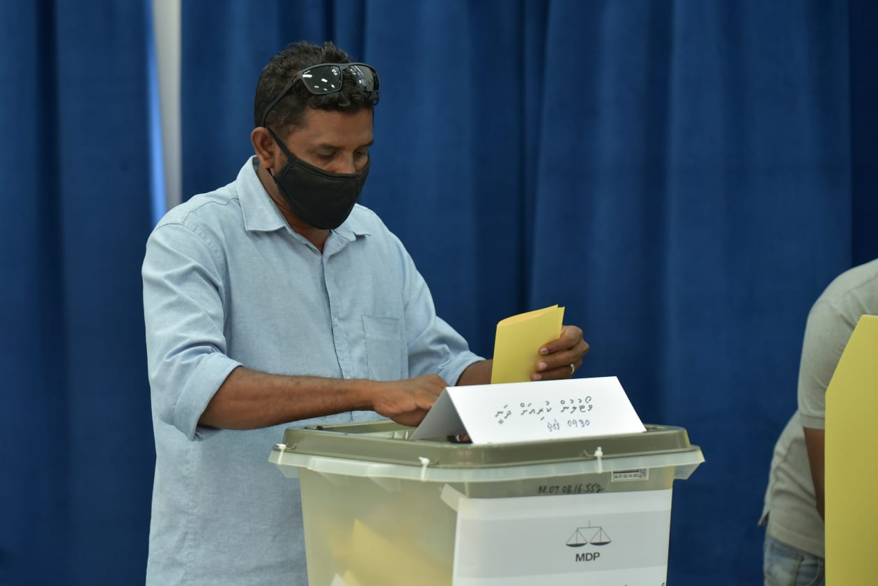 އެމްޑީޕީގެ ގައުމީ މަޖިލީހުގެ އިންތިހާބުގައި މެންބަރުން ވޯޓުލަނީ: މިއީ ޕާޓީގެ އެތެރޭގެ ކޯޅުން ބޮޑުވެފައިވާ ދަނޑިވަޅެއްގައި ކުރިއަށް ދާ އިންތިހާބެއް ކަމުން މި އިންތިހާބުގެ މުހިންމުކަން ވަނީ ބޮޑުވެފައި - ހުސެއިން ޝަޔާހު : އަދަދު