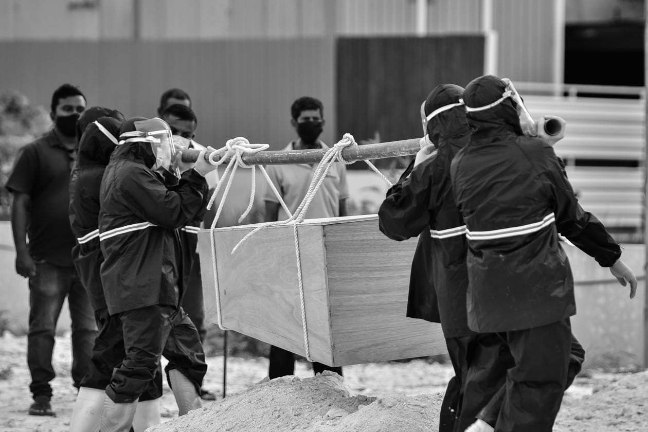 ކޮވިޑް ބަލީގައި މަރުވި މީހަކު ވަޅުލުމަށް ތައްޔާރުވަނީ: މަރުތައް އިތުރުވެފައިވާއިރު ކޮވިޑްގެ މަރާ ގުޅިގެން ބާއްވާ ޖަނާޒާތަކަކީ ހާއްސަ އުސޫލުތަކެއް ދަށުން ކުރިއަށް ގެންދެވޭ ކަމެކެވެ. - ފޮޓޯ: ހުސެއިން ޝަޔާހު / އަދަދު