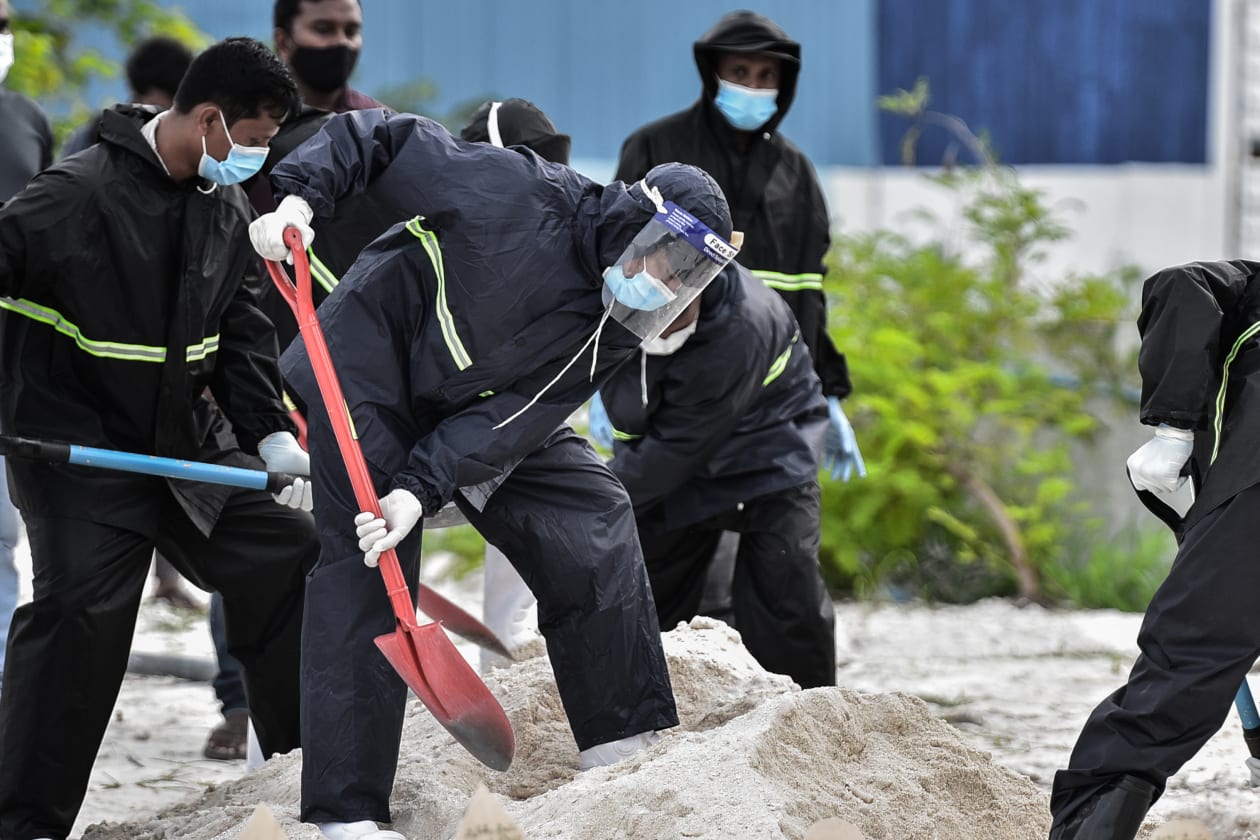 ކޮވިޑް ބަލީގައި މަރުވި މީހަކު ވަޅުލުމަށް ތައްޔާރުވަނީ: މަރުތައް އިތުރުވެފައިވާއިރު ކޮވިޑްގެ މަރާ ގުޅިގެން ބާއްވާ ޖަނާޒާތަކަކީ ހާއްސަ އުސޫލުތަކެއް ދަށުން ކުރިއަށް ގެންދެވޭ ކަމެކެވެ. - ފޮޓޯ: ހުސެއިން ޝަޔާހު / އަދަދު