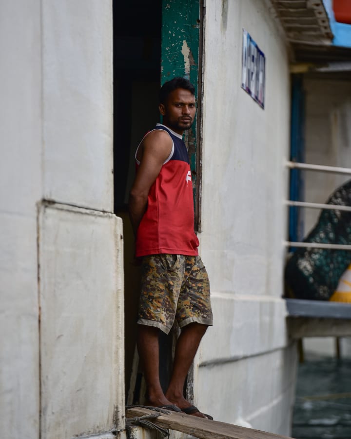ކޮވިޑްގެ ހާލަތު ގޯސްވެފައިވާ މާލޭގެ ތޮއްޓަށް ކައިރިކުރާ ކޮންމެ ބޯޓެއްގެ ފަޅުވެރިން ވެސް ތިބެނީ ދަތުރުގައި އެނބުރި ރަށަށް ދެވެންދެން އޭގެން ނުފައިބަ އެވެ. ލޮކްޑައުންގައި އޮތް މާލެއަށް ފޭބުމުގެ ހުއްދަ ނެތްއިރު، މިއީ ފަޅުވެރިން ކުރަމުންދާ ތަފާތު ތަޖުރިބާއެކެވެ... ފޮޓޯ: ހުސައިން ޝަޔާޙް / އަދަދު 
