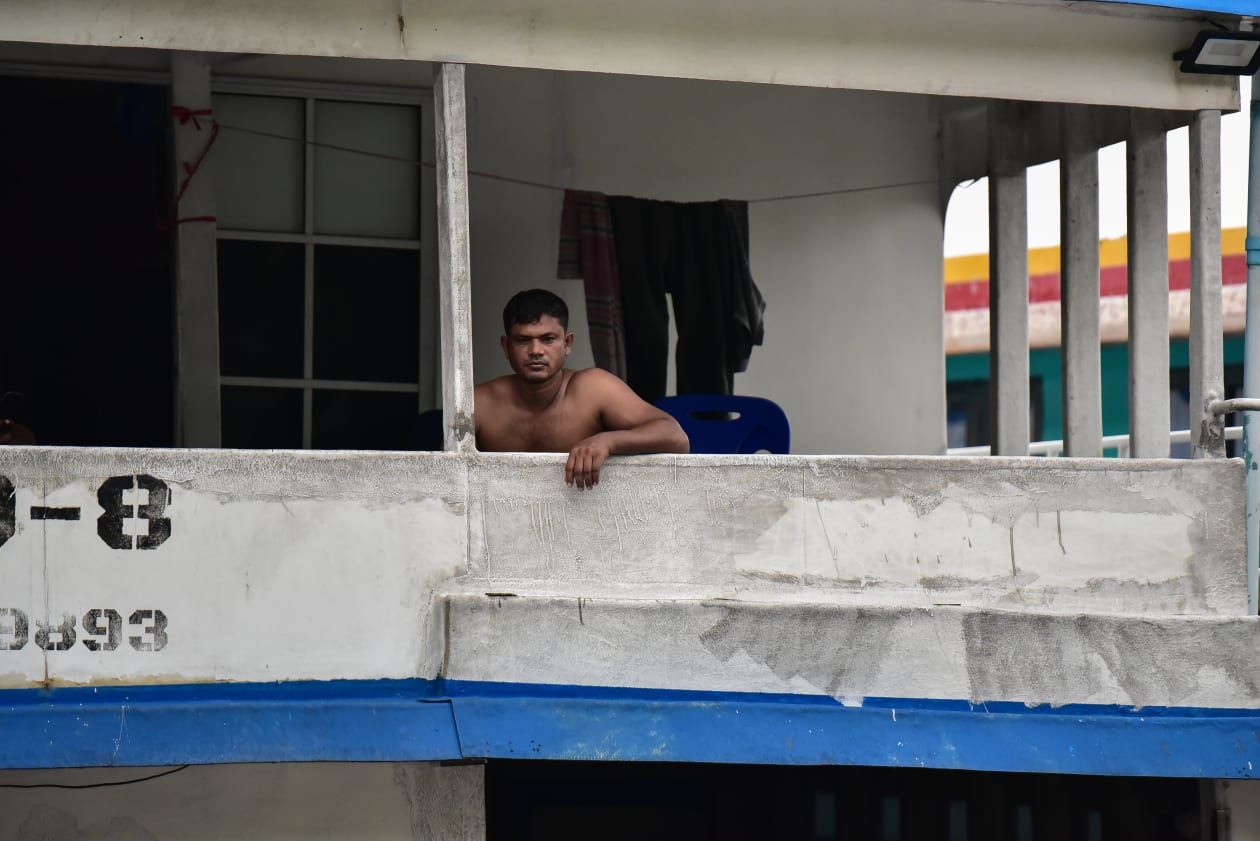 ކޮވިޑްގެ ހާލަތު ގޯސްވެފައިވާ މާލޭގެ ތޮއްޓަށް ކައިރިކުރާ ކޮންމެ ބޯޓެއްގެ ފަޅުވެރިން ވެސް ތިބެނީ ދަތުރުގައި އެނބުރި ރަށަށް ދެވެންދެން އޭގެން ނުފައިބަ އެވެ. ލޮކްޑައުންގައި އޮތް މާލެއަށް ފޭބުމުގެ ހުއްދަ ނެތްއިރު، މިއީ ފަޅުވެރިން ކުރަމުންދާ ތަފާތު ތަޖުރިބާއެކެވެ... ފޮޓޯ: ހުސައިން ޝަޔާޙް / އަދަދު 